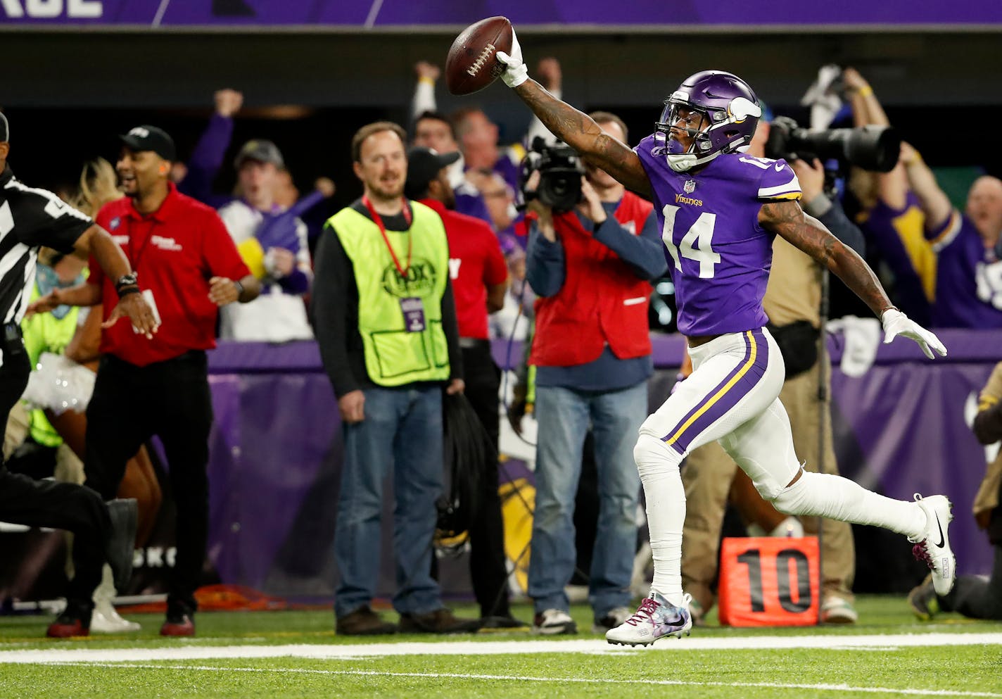 Vikings receiver Stefon Diggs scored a 61-yard touchdown with no time left Sunday as Minnesota defeated New Orleans 29-24 to advance to the NFC championship game.