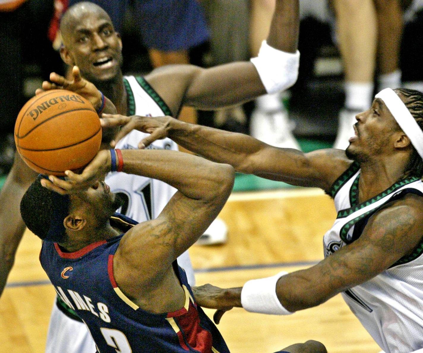 MARLIN LEVISON ï mlevison@startribune.com 02/08/06 - Assign#101101- Timberwolves vs. Cleveland. Cleveland wins 97-91.