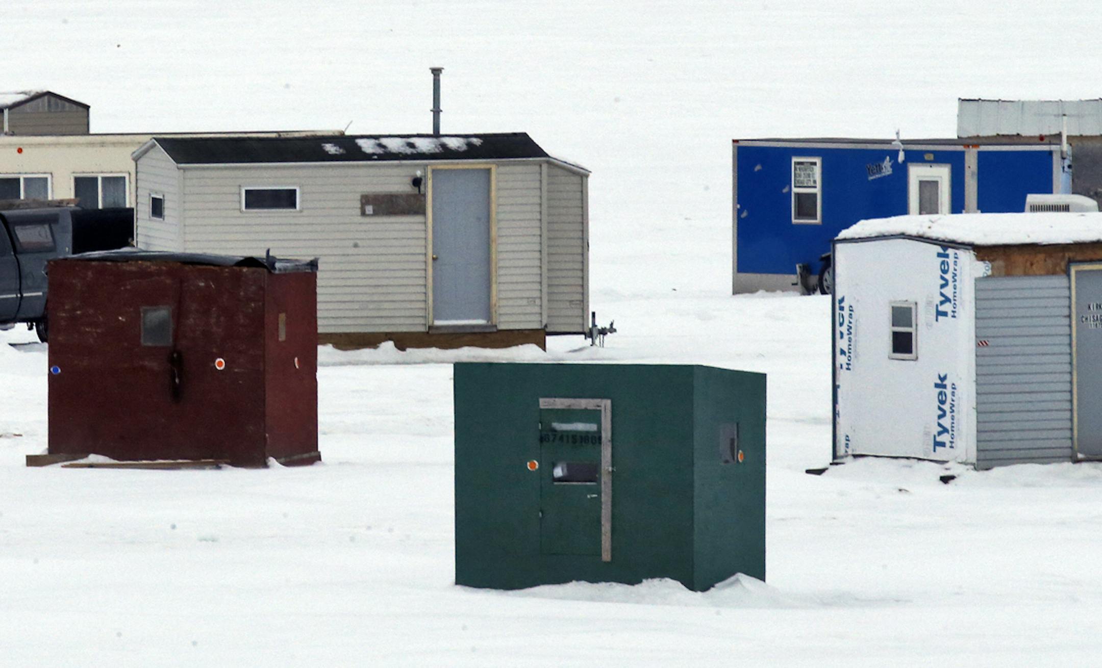 Ice houses on South Lindstrom Lake in Chisago City. (MARLIN LEVISON/STARTRIBUNE(mlevison@startribune.com) ORG XMIT: MIN1401161919073016