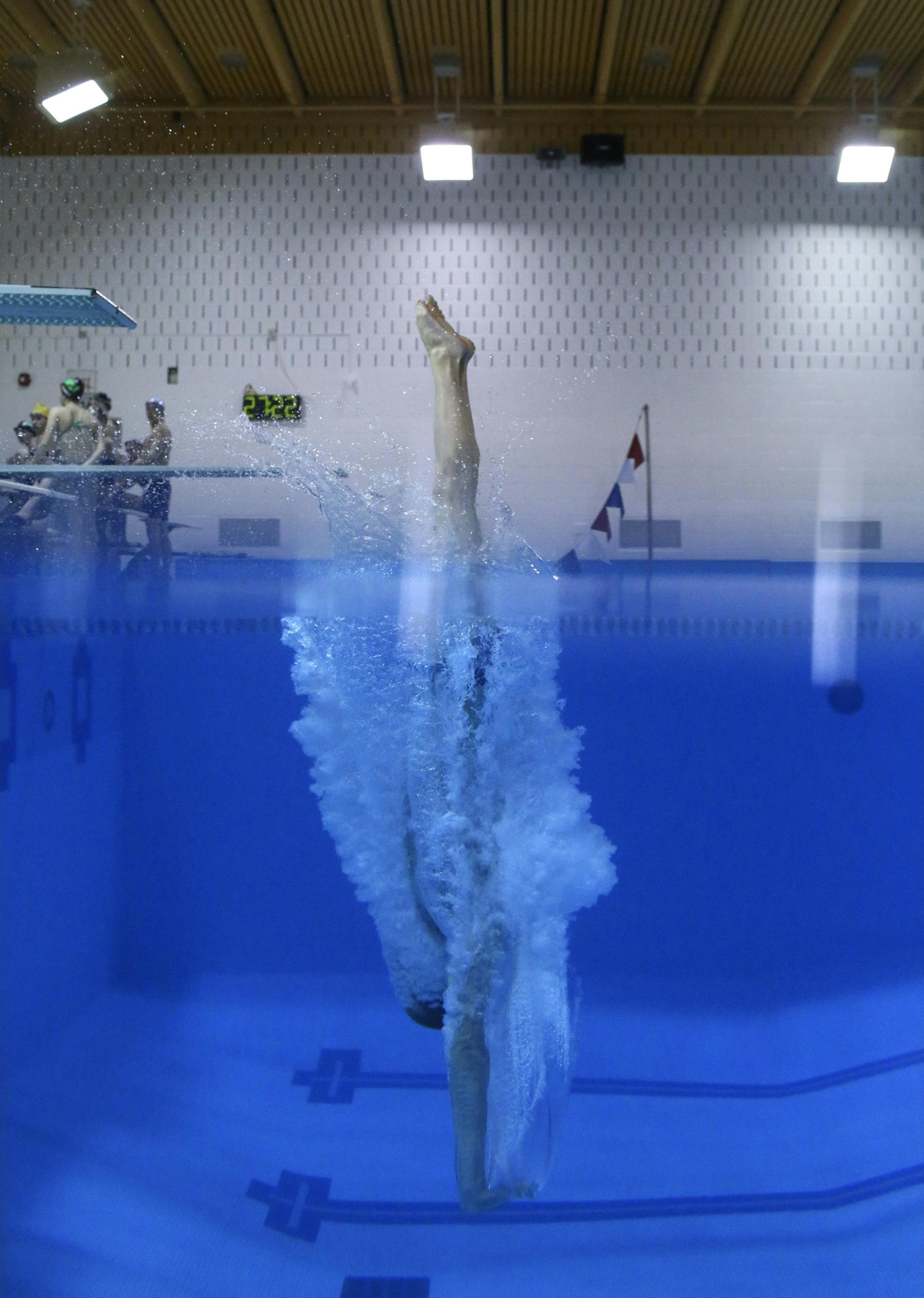 Spring Lake Park diver Mitch Raihle practiced in the high school pool Tuesday afternoon. ] JEFF WHEELER ‚Ä¢ jeff.wheeler@startribune.com Spring Lake Park High School junior Mitch Raihle is the latest product from a family of successful divers. He practiced Tuesday afternoon, December 30, 2014 in the high school pool.