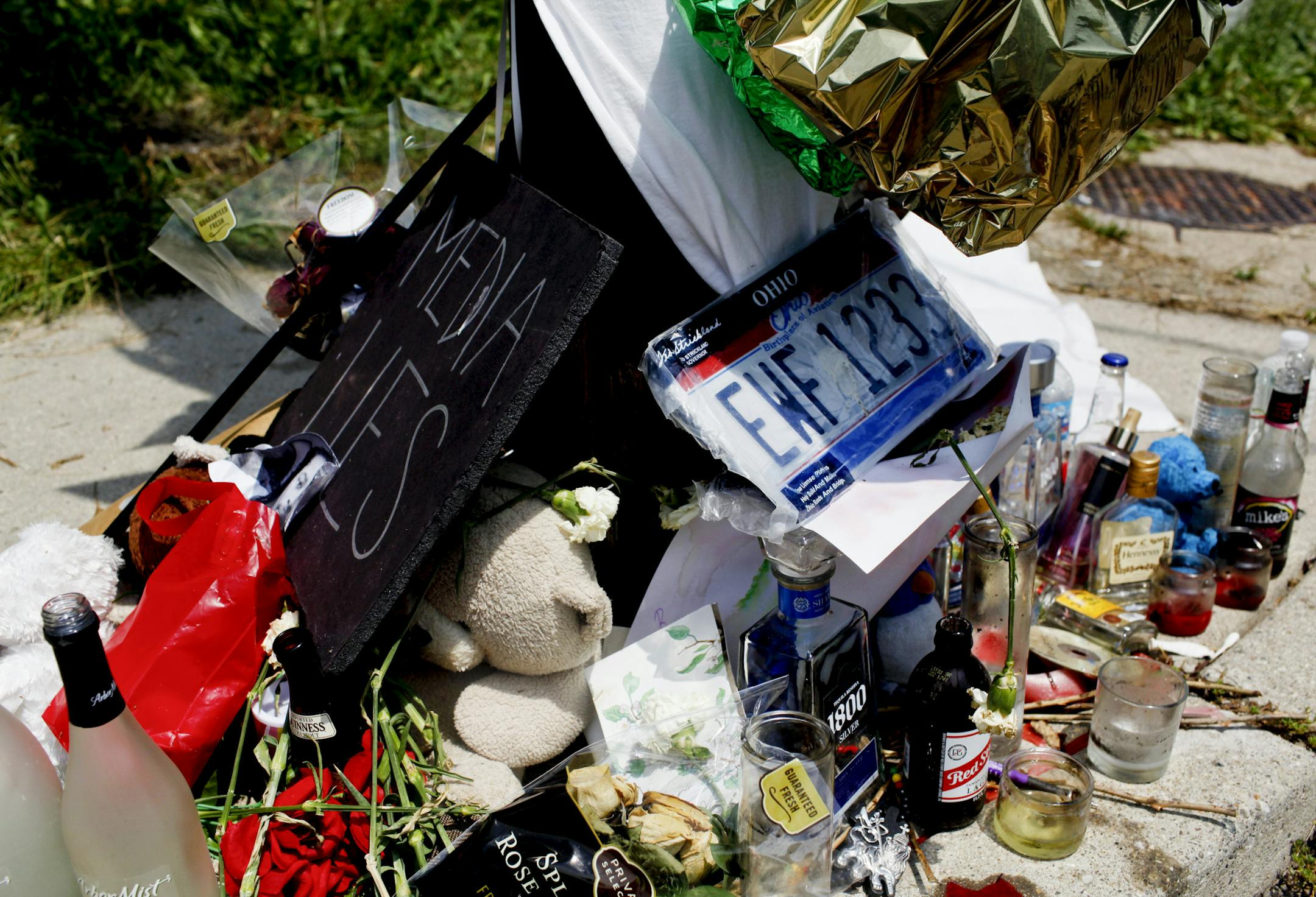 The makeshift memorial at the scene where Sam DuBose was killed on July 19 by University of Cincinnati police officer Ray Tensing during a traffic stop, in Cincinnati, July 29, 2015. Tensing was indicted on murder charges on Wednesday in the fatal shooting of DuBose, which a prosecutor called “totally unwarranted” and“senseless.” (Andrew Spear/The New York Times)