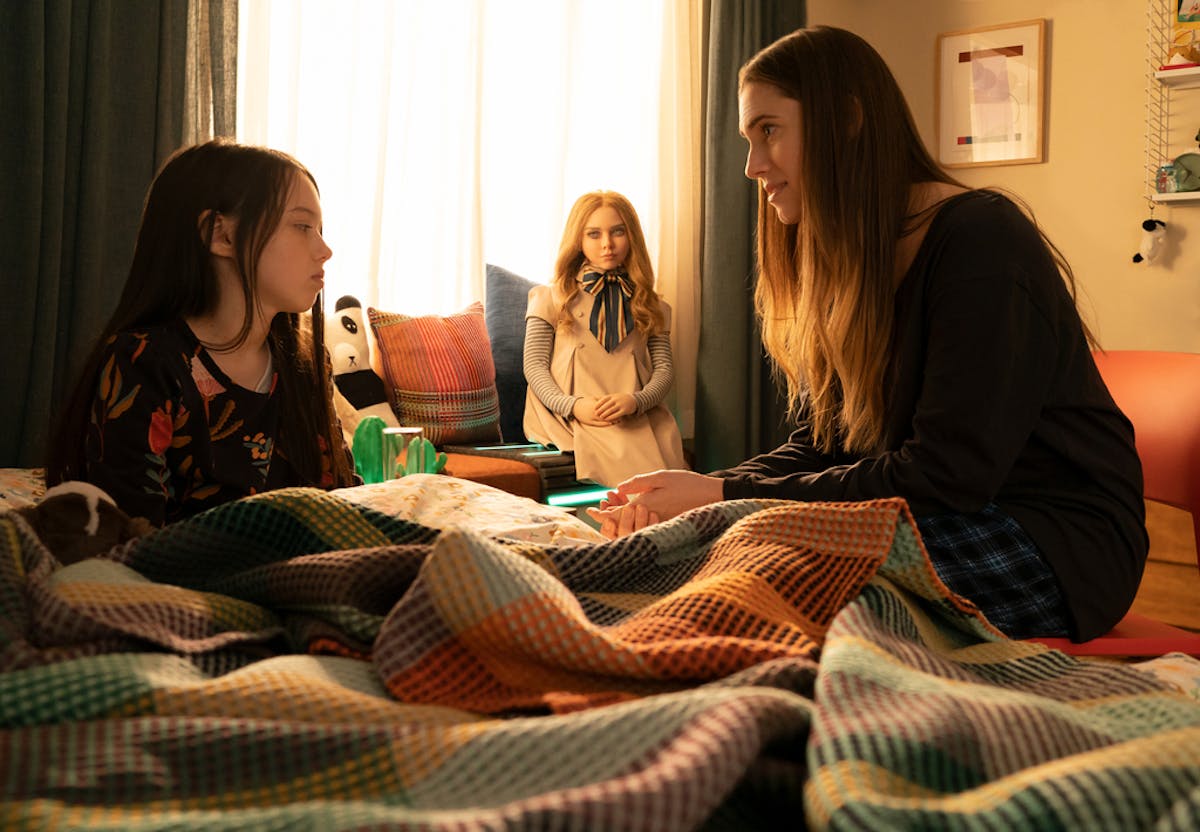 Violet McGraw, left, as Cady, M3GAN and Allison Williams as Gemma in "M3GAN," directed by Gerard Johnstone. (Geoffrey Short/Universal Pictures/TNS) OR