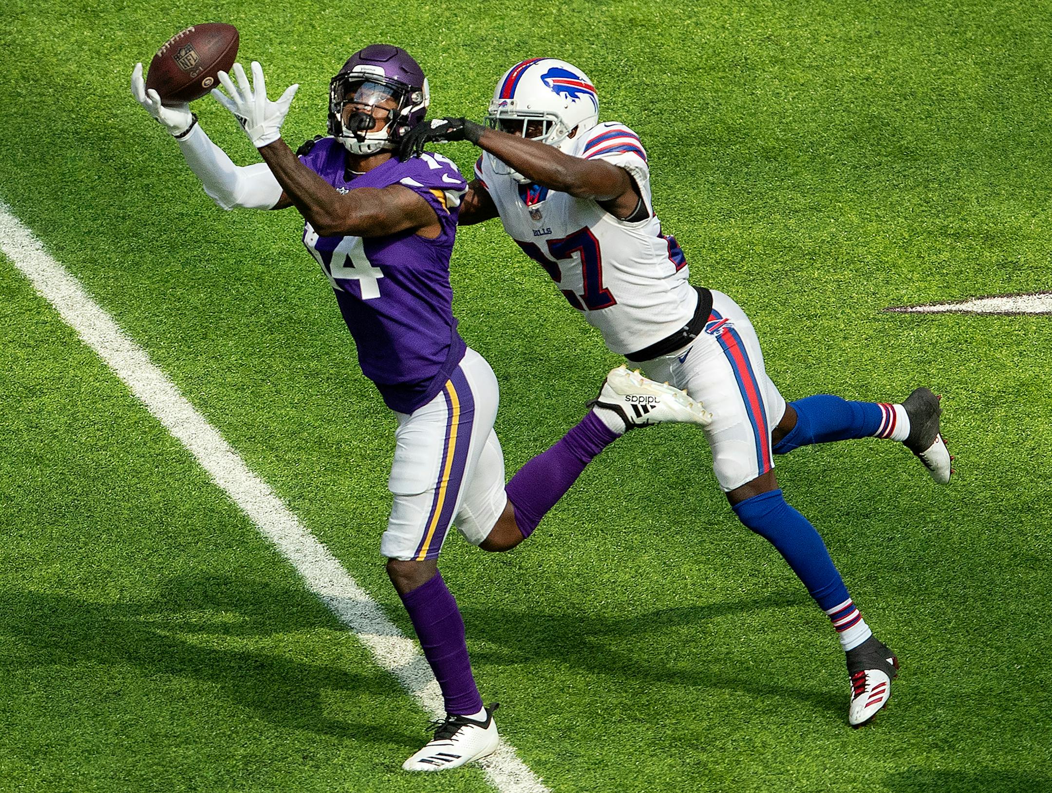 Minnesota Vikings receiver Stefon Diggs (14) could not hold on to a pass in the third quarter. ] CARLOS GONZALEZ ï cgonzalez@startribune.com ñ September 23, 2018, Minneapolis, MN, US Bank Stadium, NFL, Minnesota Vikings vs Buffalo Bills