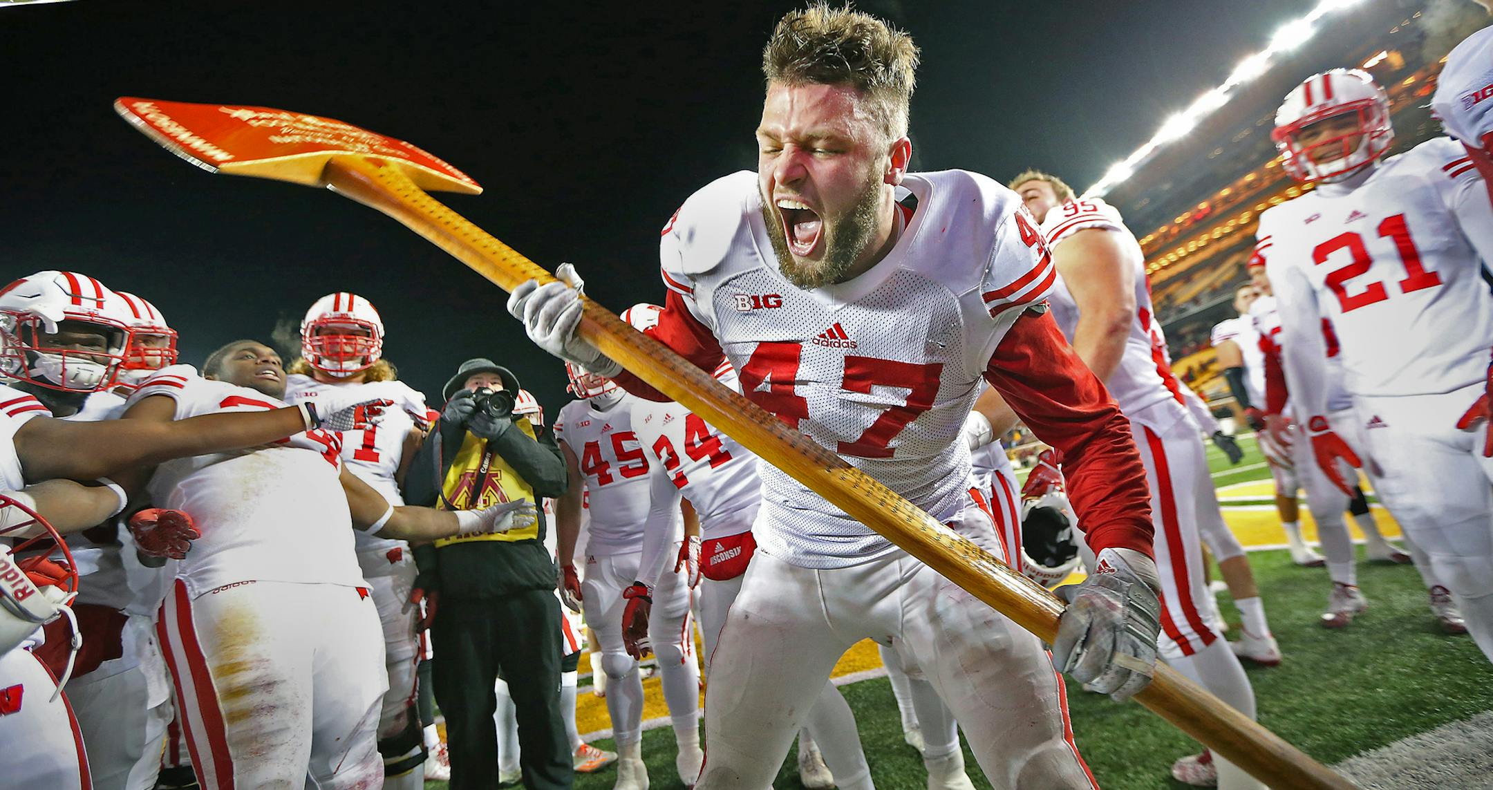 Wisconsin's linebacker Vince Biegel took the Paul Bunyan's Axe to one of the goal posts after Wisconsin defeated Minnesota 31-21 at TCF Bank Stadium, Saturday, November 28, 2015 in Minneapolis, MN. ] (ELIZABETH FLORES/STAR TRIBUNE) ELIZABETH FLORES ï eflores@startribune.com ORG XMIT: MIN1511281813361347