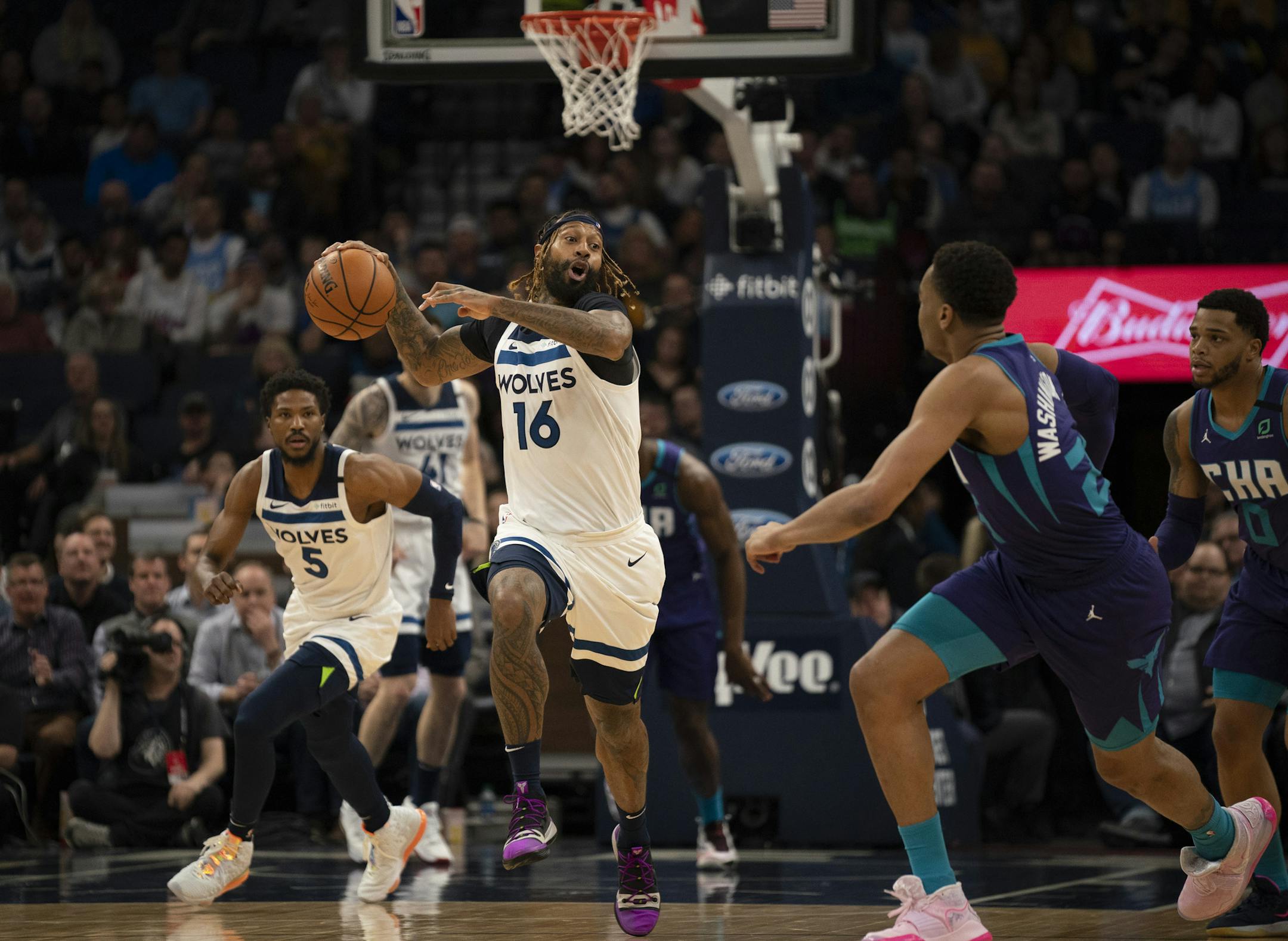 Timberwolves forward James Johnson prepared to pass on a fast break to a teammate in the first quarter.