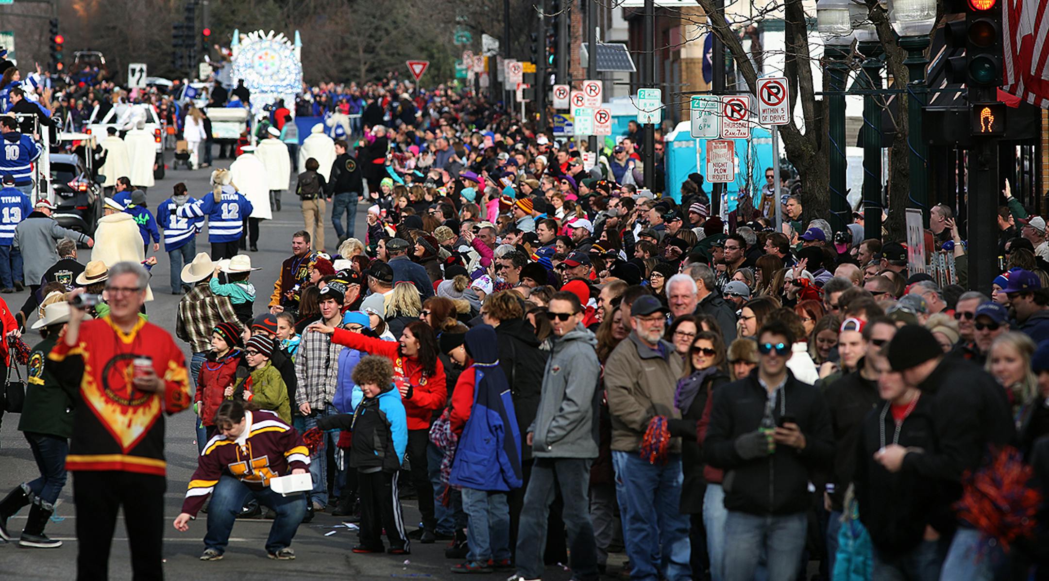 Large crowds lined W. 7th St. to watch the parade.] JIM GEHRZ • james.gehrz@startribune.com / St. Paul, MN / January 23, 2015 /2:00 PM – BACKGROUND INFORMATION: During the King Boreas Grande Day Parade on the first Saturday of Winter Carnival, the newly crowned King Boreas will lead his Royal Family and their legions of friends. Entertainment includes dozens of marching bands, floats and other festive folks as they wind down West Seventh Street beginning at the Smith High Bridge and ending at Ri