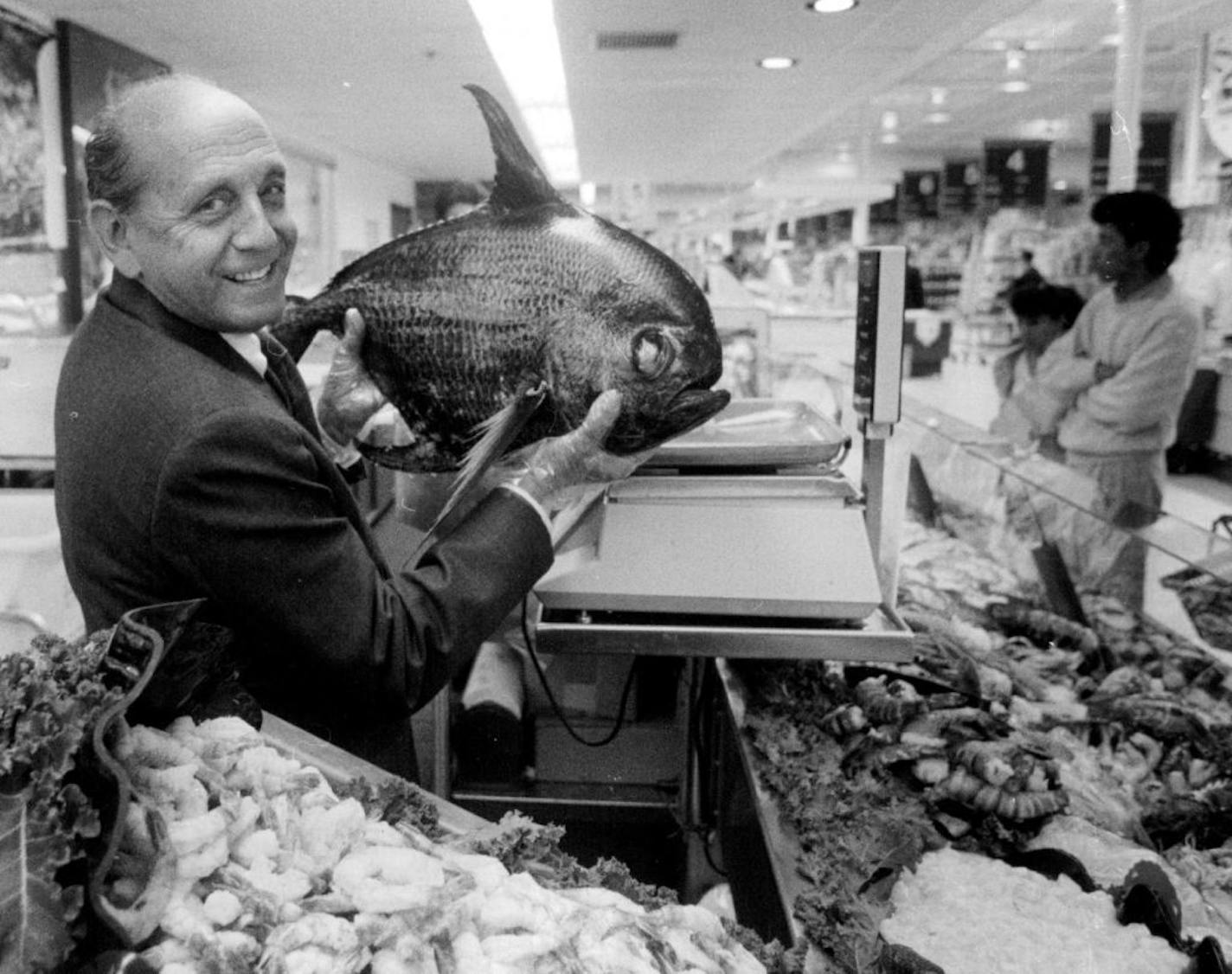 Sid Applebaum displayed a Hawaiian monchong at the Rainbow Foods near University and Snelling Avenues in St. Paul on April 16, 1990. Applebaum died Saturday at his home in Minnetonka.