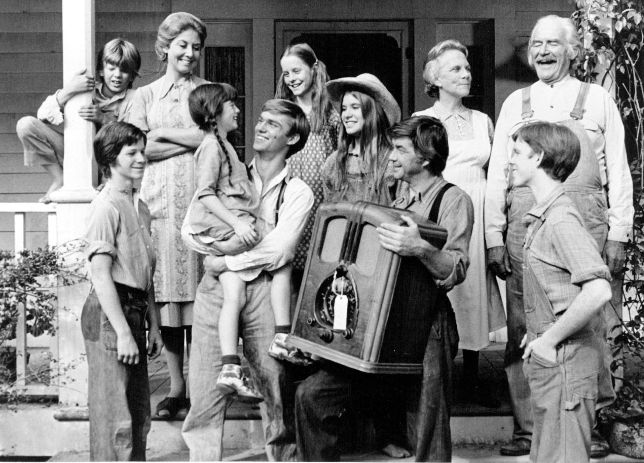August 25, 1992 To give some purpose and meaning to our viewing on a slow night, let's declare this Family Values Night. We can catalog and contrast the values of those noble Depression survivors. "The Waltons," above, (6 p.m., FAM); those resillent recession survivors, the Conners, of "Roseanne" (8 p.m., KSTP - Ch. 5), and those nice, problem - plagued Lawrences of "Family" (9 p.m., NOS). If you're into dysfunction, through, spend a couple of hours with good old George and Martha, the venom - s