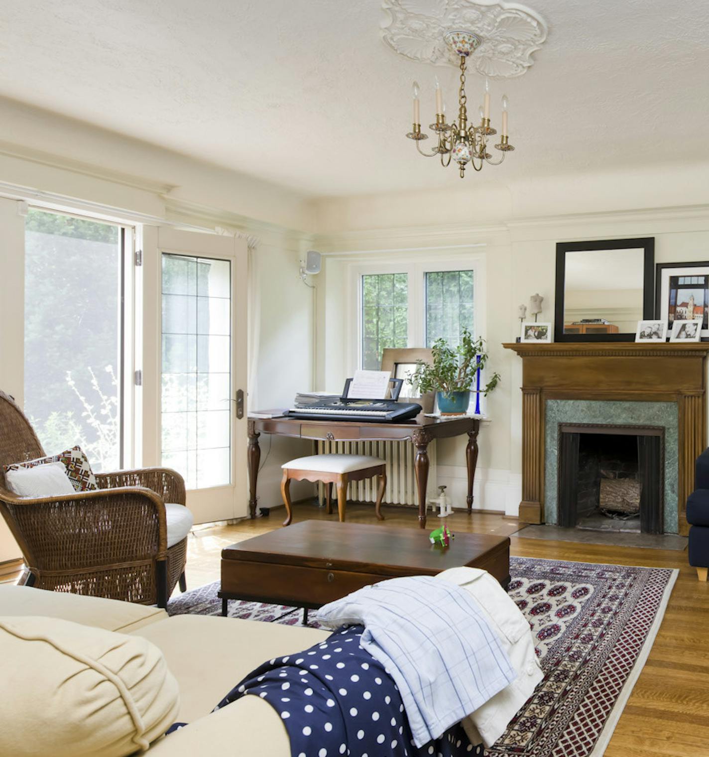 SH13D001CANDICETELLSALL April 1, 2013 -- This living room has a lack of usable wall space, which was broken up by windows, doors, radiators and a nonfunctioning fireplace. (SHNS photo courtesy HGTV)