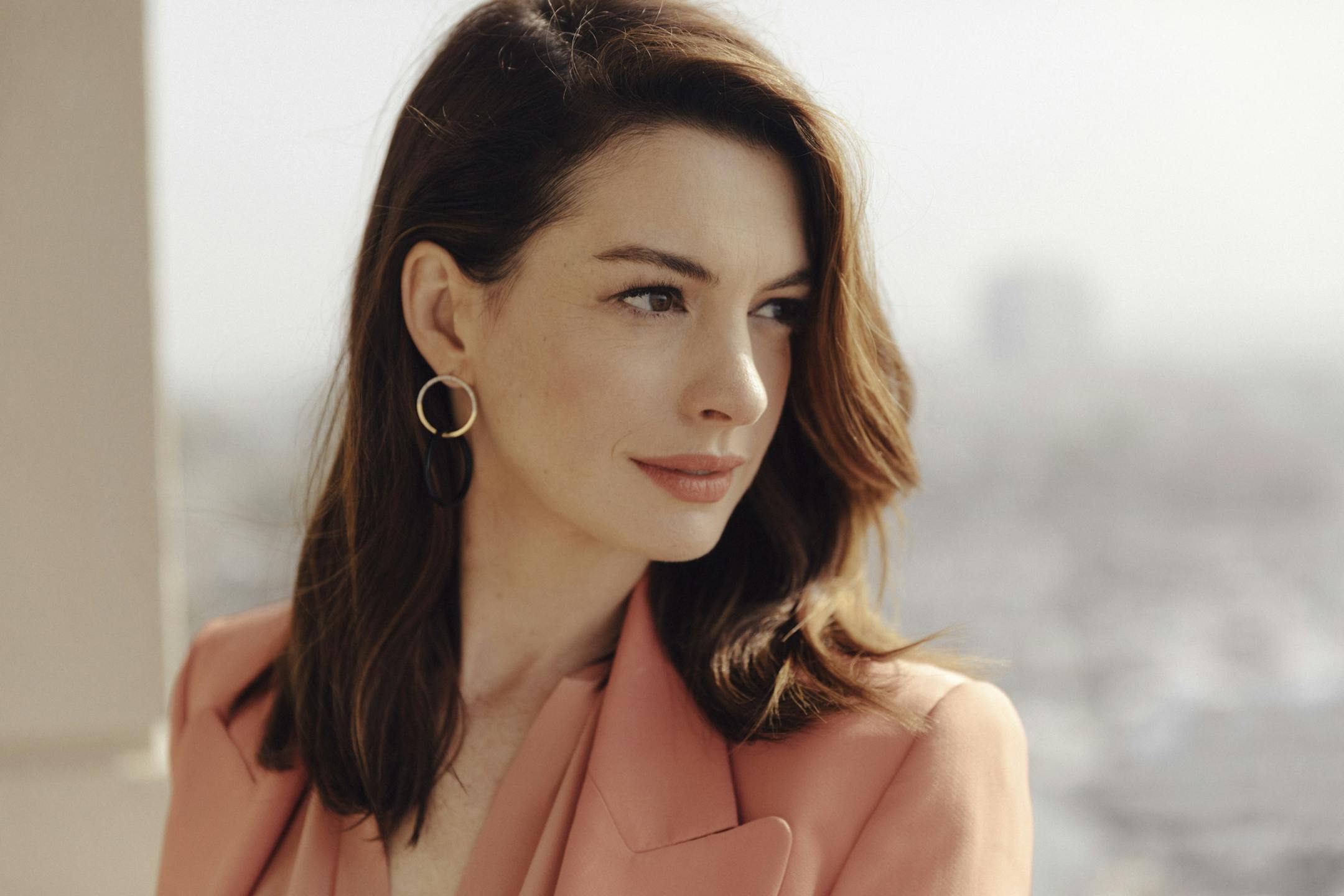 -- PHOTO MOVED IN ADVANCE AND NOT FOR USE - ONLINE OR IN PRINT - BEFORE JAN. 20, 2019. -- The actress Anne Hathaway, in Marina del Rey, Calif., Jan. 11, 2019. An against-type turn as the femme fatale in the upcoming thriller “Serenity” is the first entry in a big year for Hathaway, including “The Hustle,” a female-centric remake of “Dirty Rotten Scoundrels,” “The Last Thing He Wanted,” and the Amazon series “Modern Love.” (Eli