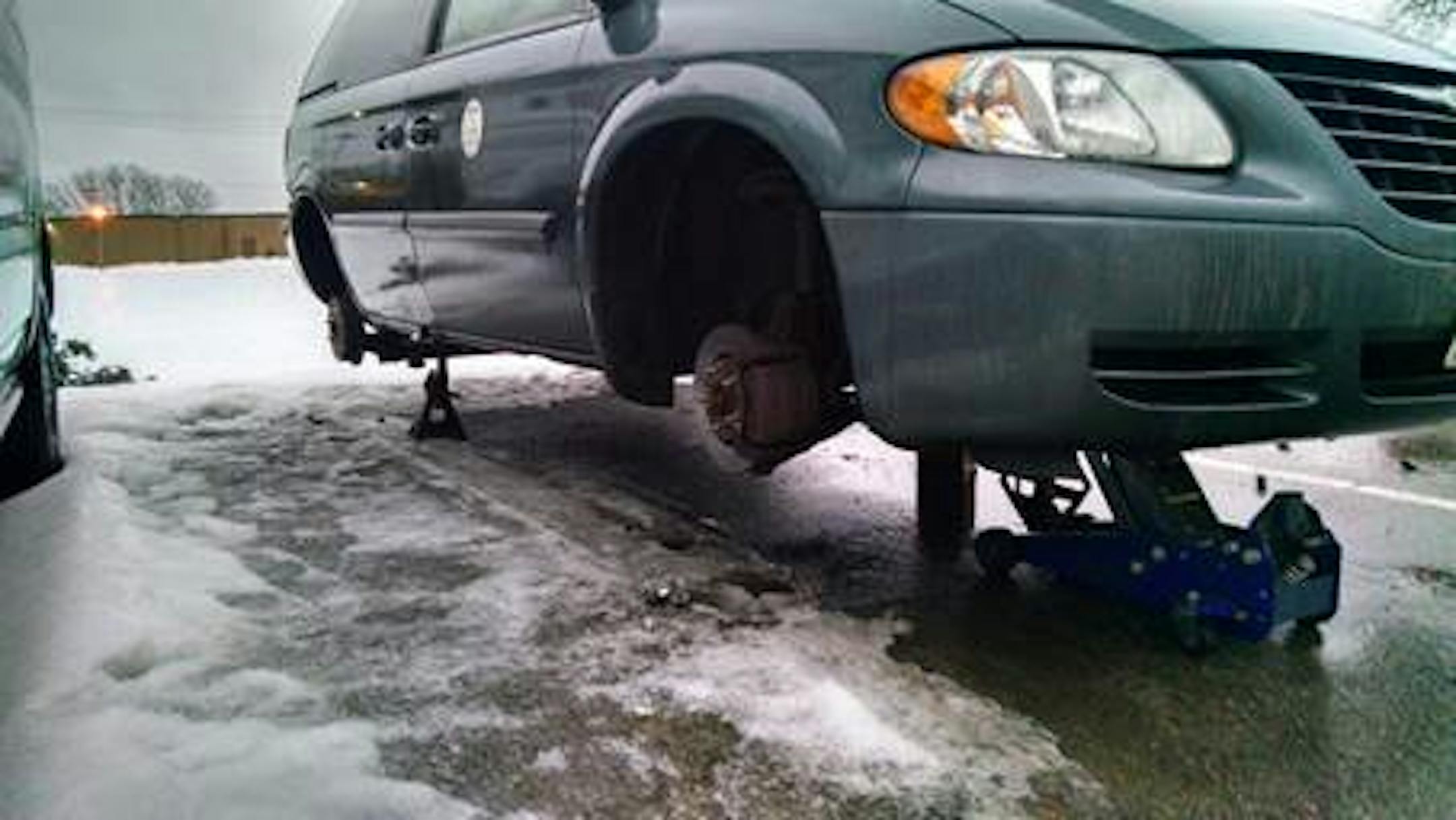The founder of nonprofit Can Do Canines said he's willing to return the expensive jacks left behind when thieves made off with the tires on a van belonging to the organization.