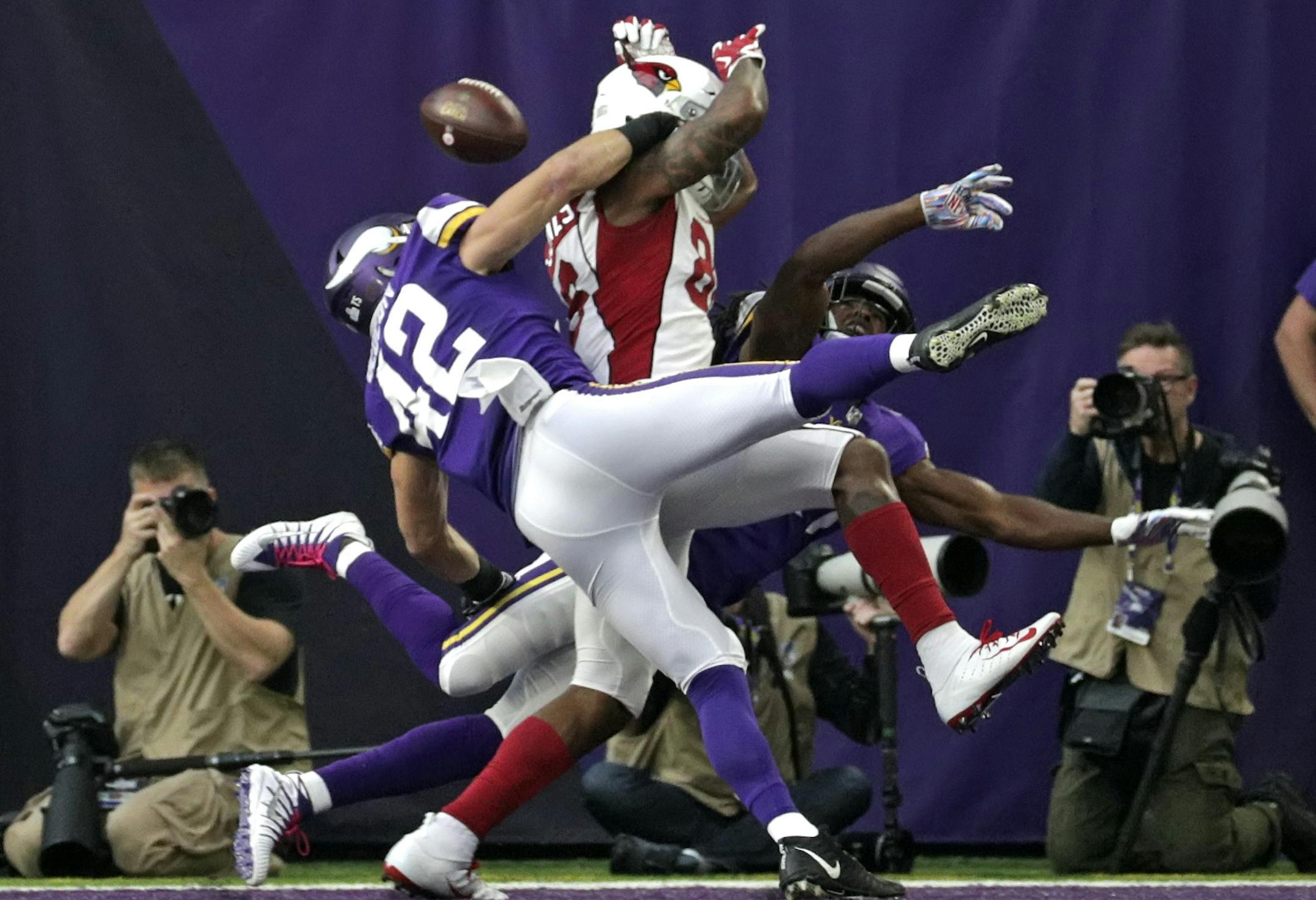 Vikings Ben Gedeon and Anthony Harris broke up a pass intended for Arizonaís Ricky Seals-Jones in the endzone in the 2nd quarter. ] Vikings vs Arizona Cardinals - U.S. Bank Stadium.
BRIAN PETERSON ï brian.peterson@startribune.com
Minneapolis, MN 10/12/2018
