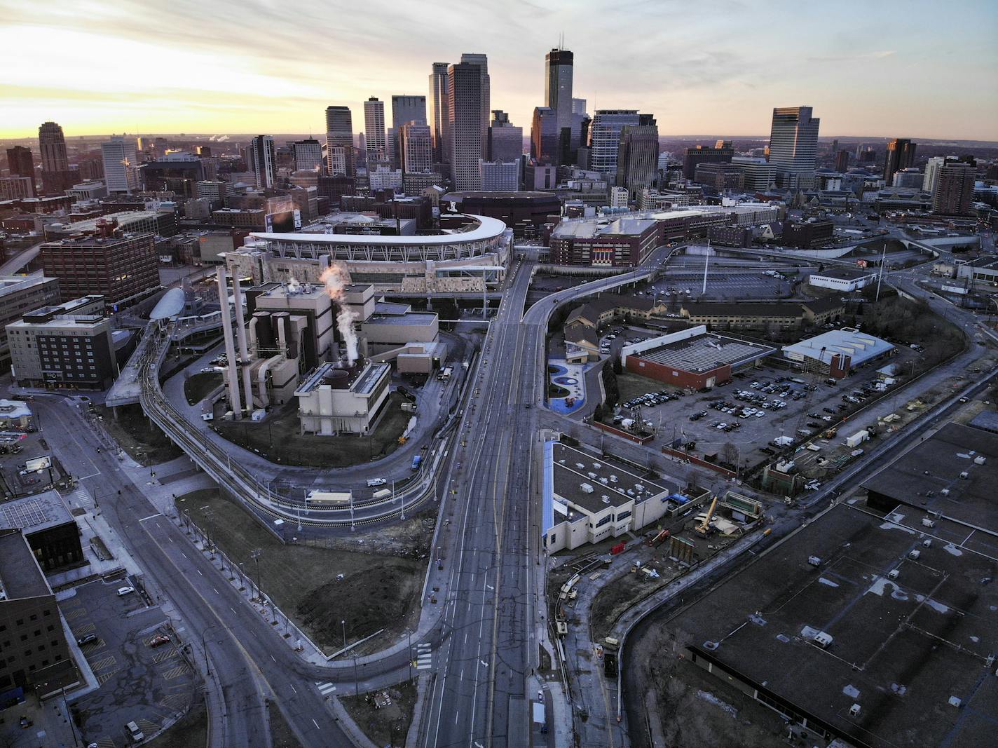 There were few cars heading into or out of downtown Minneapolis at sunrise Monday morning, March 30, 2020. Despite a decrease in traffic of up to 50 percent, the number of fatal crashes since March 16 is sharply up. (Aaron Lavinsky/Minneapolis Star Tribune/TNS) ORG XMIT: 1630776