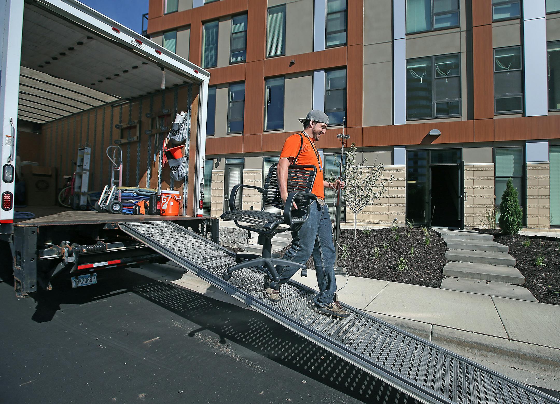 A mover moved furniture into the apartment of Deb McKernan at One Southdale Place, Thursday, September 11, 2014 in Edina, MN. ] (ELIZABETH FLORES/STAR TRIBUNE) ELIZABETH FLORES &#xa5; eflores@startribune.com