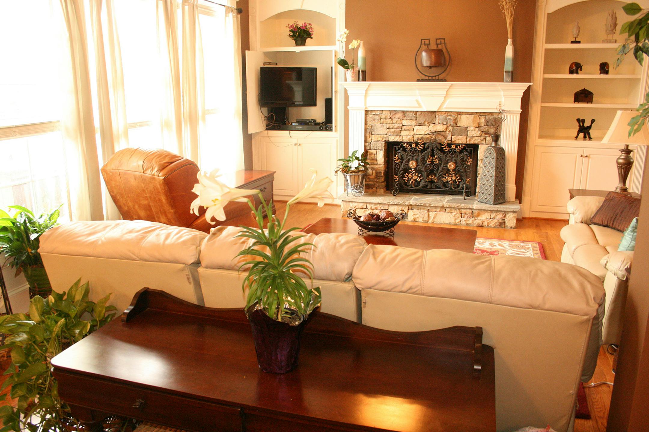 A family room, before. (Design Recipes/TNS) ORG XMIT: 1314364