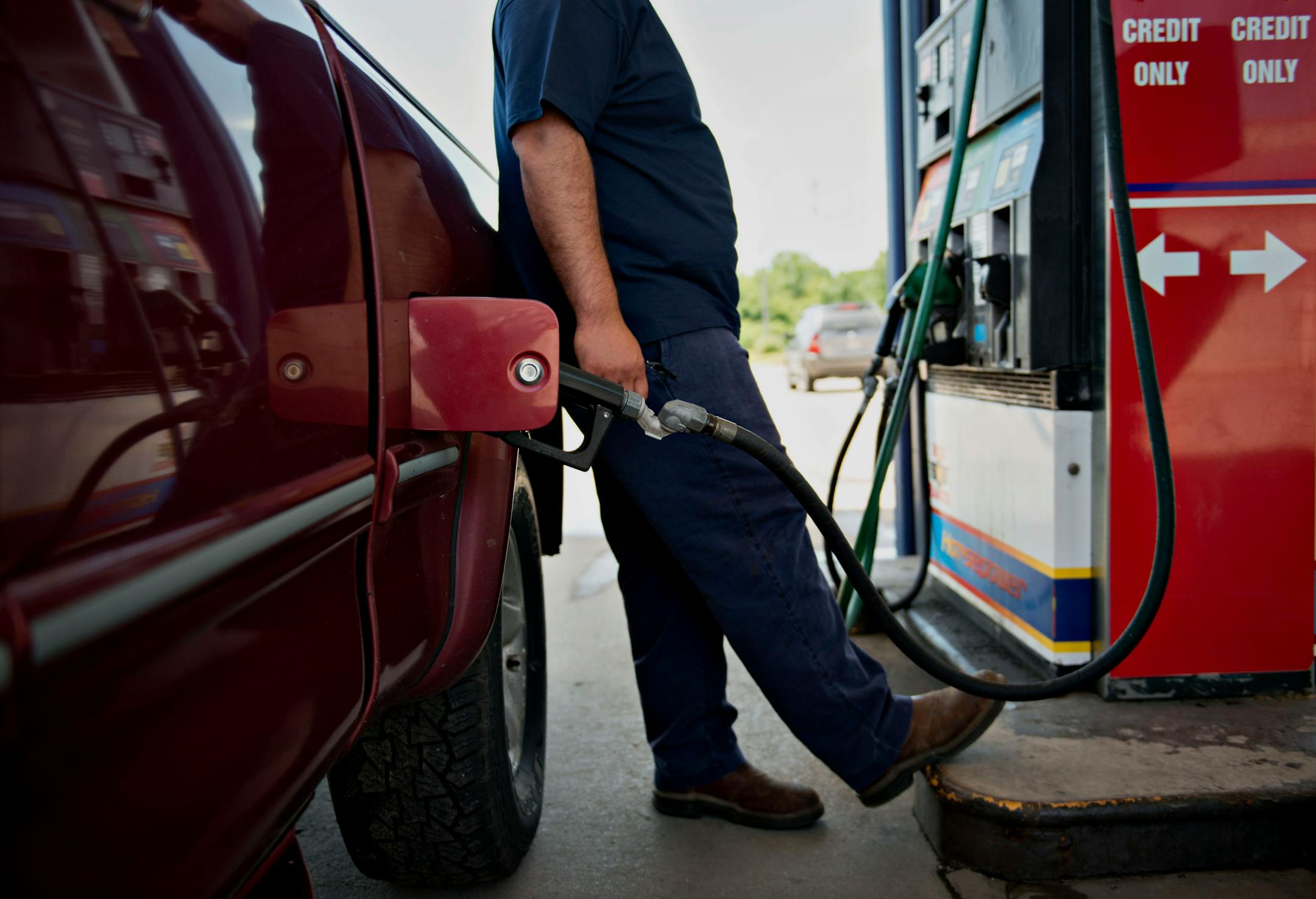A customer fuels his vehicle at a Road Ranger gas station in Princeton, Illinois, U.S., on Tuesday, June 17, 2014. Gasoline in the U.S. climbed this week, boosted by a surge in oil, and is expected to reach the highest level for this time of year since 2008. Photographer: Daniel Acker/Bloomberg