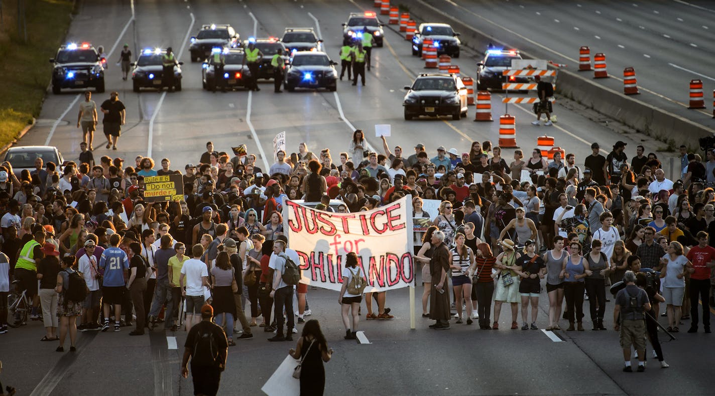 Black Lives Matter protest occupied I-94 for four hours. ] GLEN STUBBE * gstubbe@startribune.com Saturday, July 9, 2016 Black Lives Matter protest started in front of the Governor's Residence on Summit Avenue. From there protesters marched onto Lexington Ave and turned onto I-94 which they occupied for four hours. ORG XMIT: MIN1607100423423098