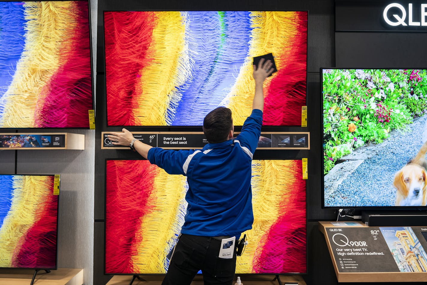 Best Buy Samsung specialist Gareth Estabrook cleaned television models on the sales floor. ] LEILA NAVIDI &#x2022; leila.navidi@startribune.com BACKGROUND INFORMATION: Best Buy in Richfield on Thursday, November 21, 2019.