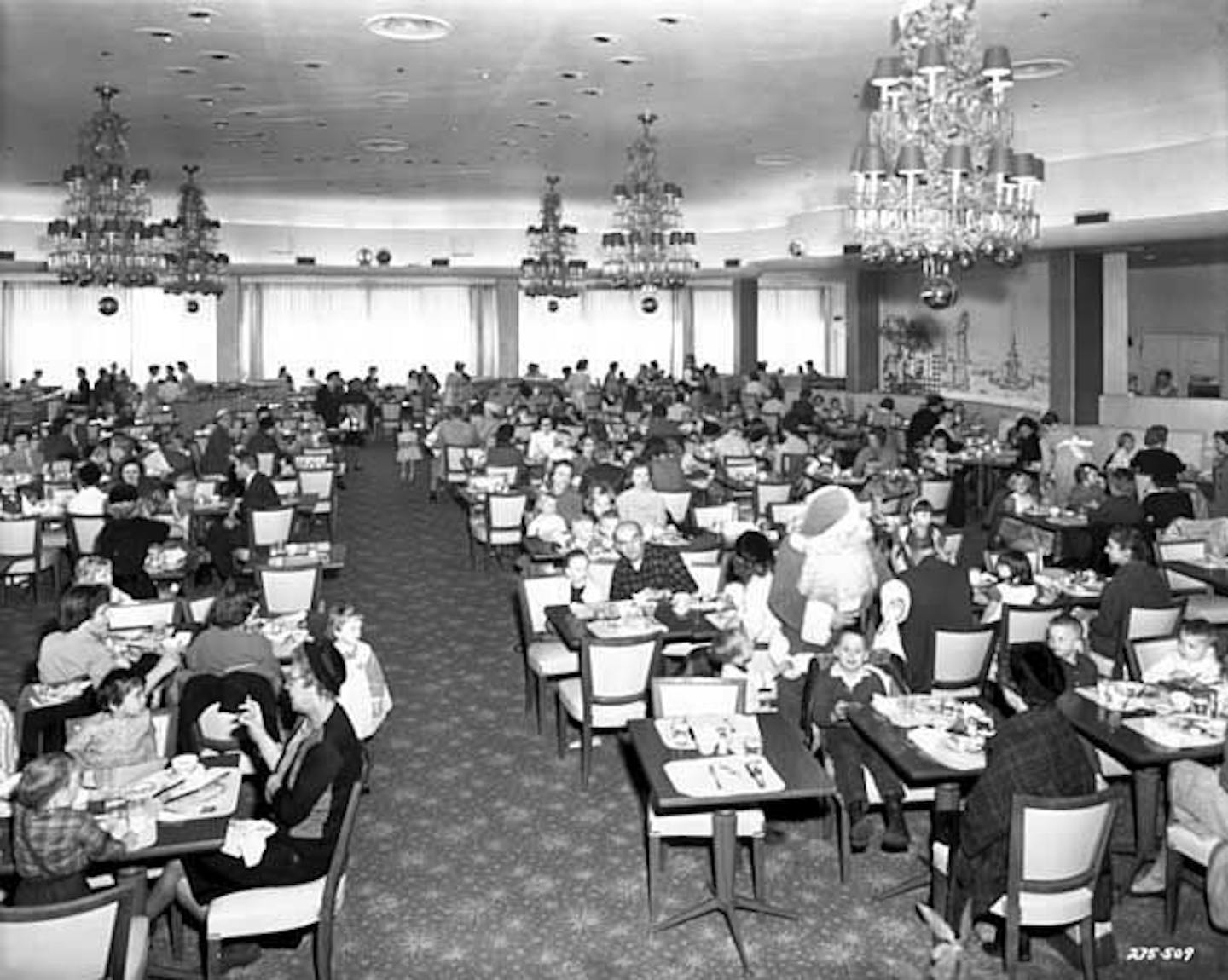 Going, going, gone: 113-year downtown dining tradition ending at Macy's