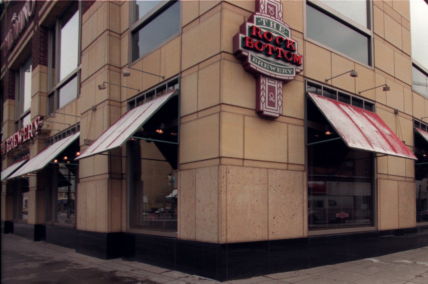 Examples of good and bad architecture on Hennepin Av. for a story about energizing the street. — Minneapolis, Mn., Thurs., Mar. 9, 2000—The Rock Bottom Restaurant and Brewery at 825 Hennepin Av. is an example of good architecture.