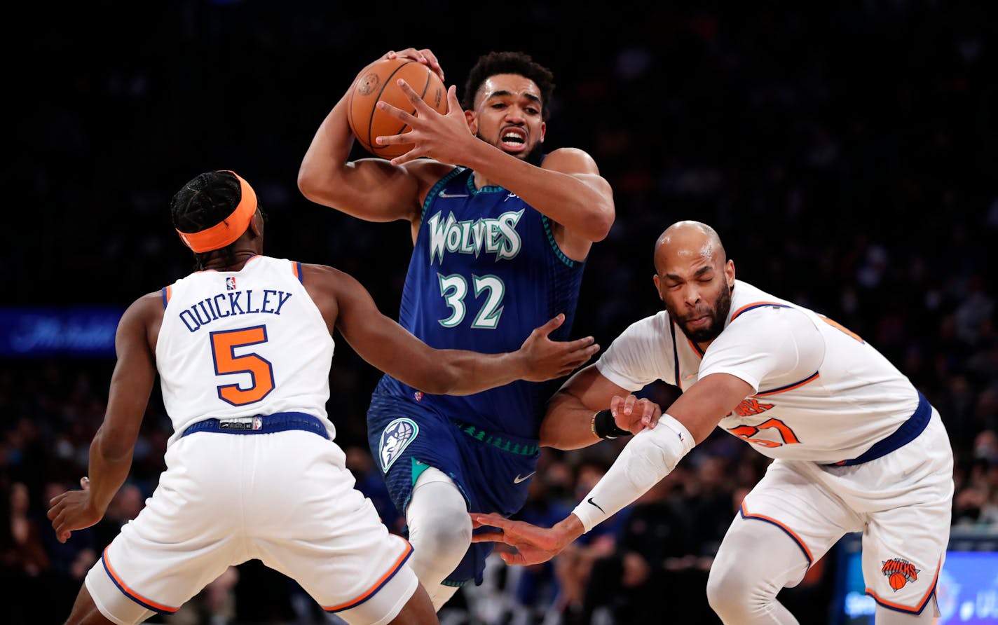 Timberwolves center Karl-Anthony Towns drove to the basket against Knicks guard Immanuel Quickley (5) and center Taj Gibson.