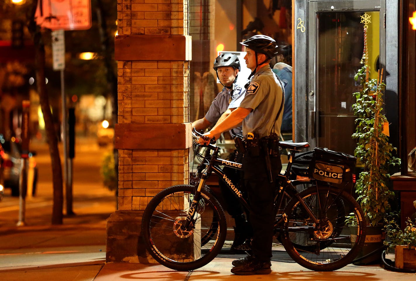 Minneapolis police officers watch foot traffic along 4th Street after the bar close. ] (KYNDELL HARKNESS/STAR TRIBUNE) kyndell.harkness@startribune.com in Minneapolis Min. Friday, August, 15, 2014.