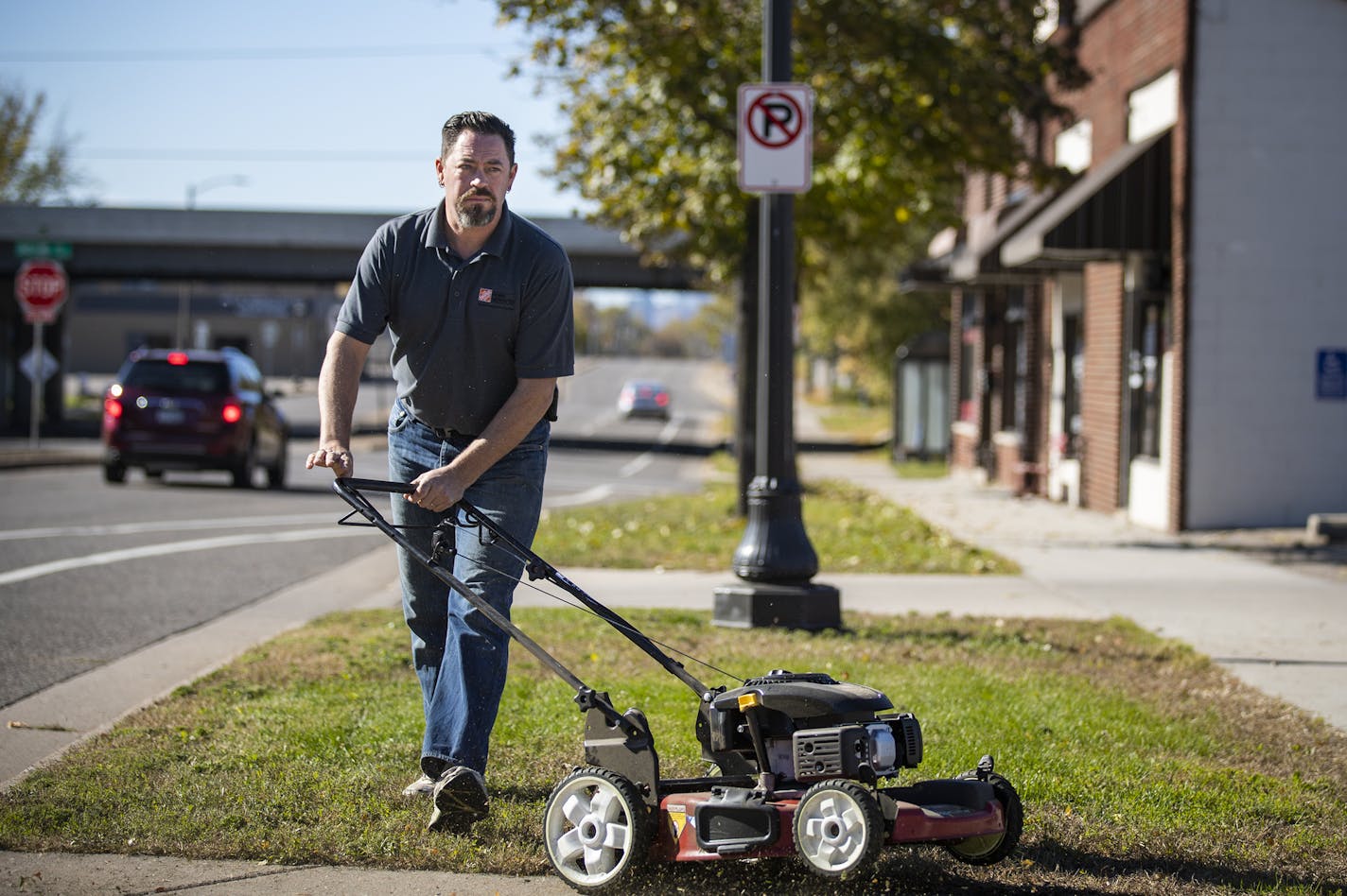 Shelden Moe mows the grass of a neighboring business. ] LEILA NAVIDI &#xef; leila.navidi@startribune.com BACKGROUND INFORMATION: Shelden Moe mows the grass of a neighboring business in exchange for using their garbage dumpster for his trash in St. Paul on Wednesday, October 17, 2018.