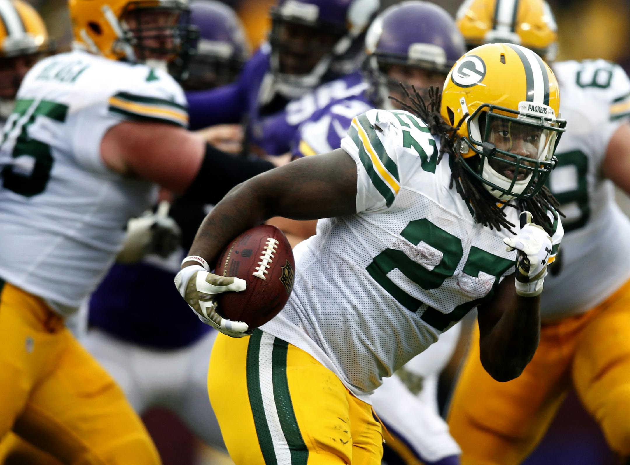 Packers running back Eddie Lacy (27) during a run in the fourth quarter. Green Bay beat Minnesota by a final score of 24-21.