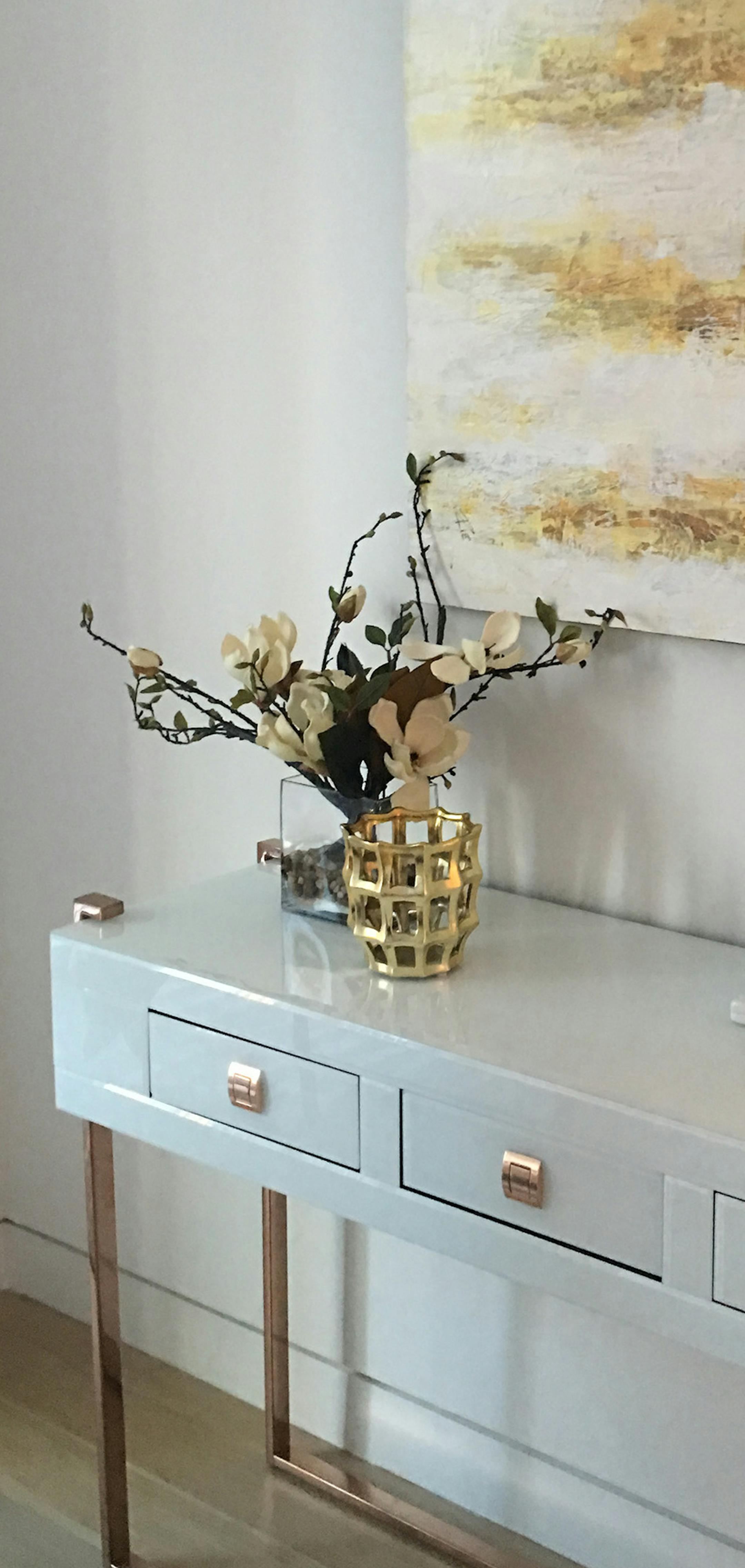 An ivory floral arrangement serves as the focal point on a bedroom console table. (Handout/TNS) ORG XMIT: 1184074
