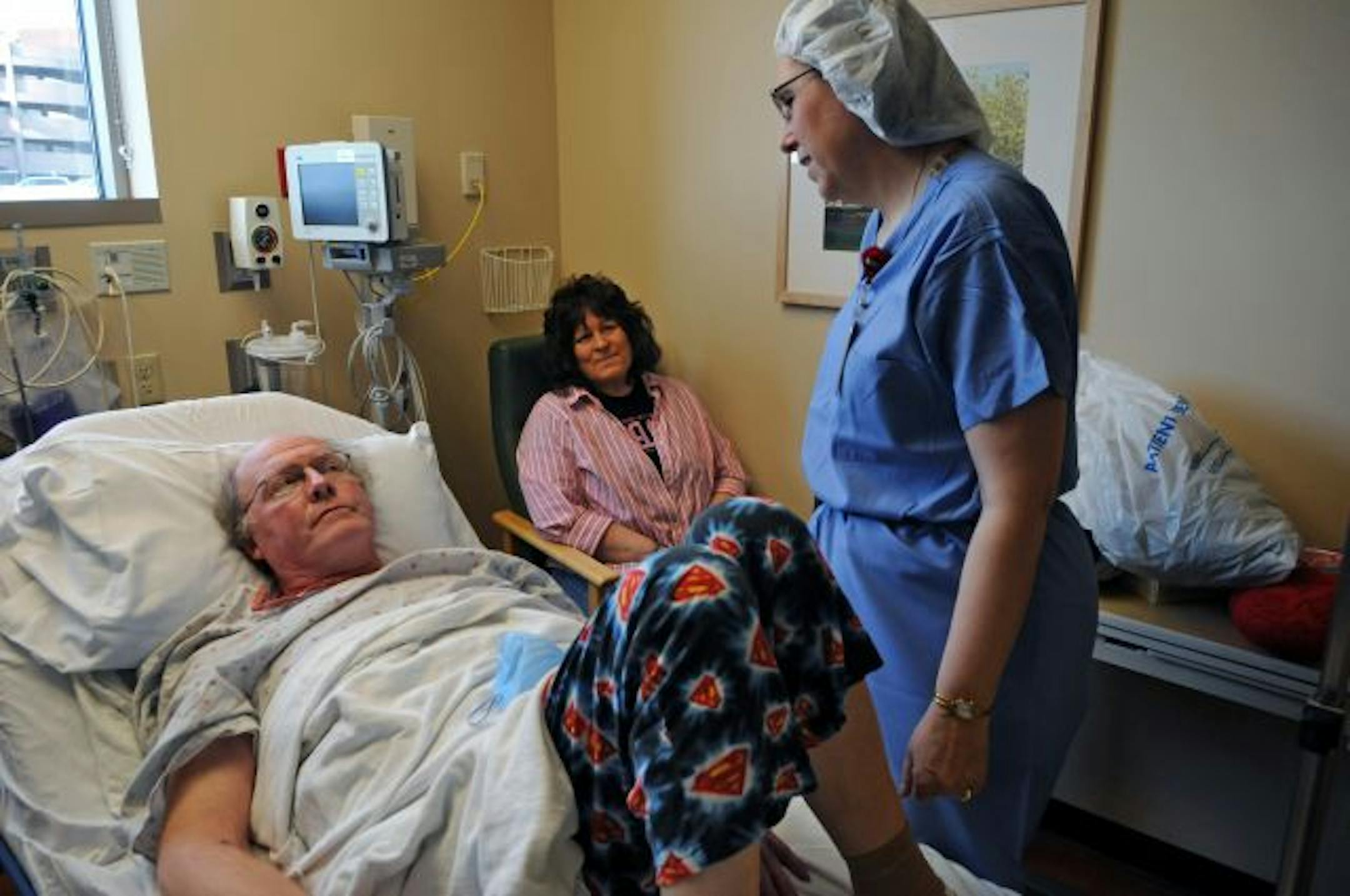 Jim Meis talked with Frances Hoffman, director of the heart transplant program at Abbott Northwestern Hospital. Meis' longtime partner, Trudy Lohre, was at his side.