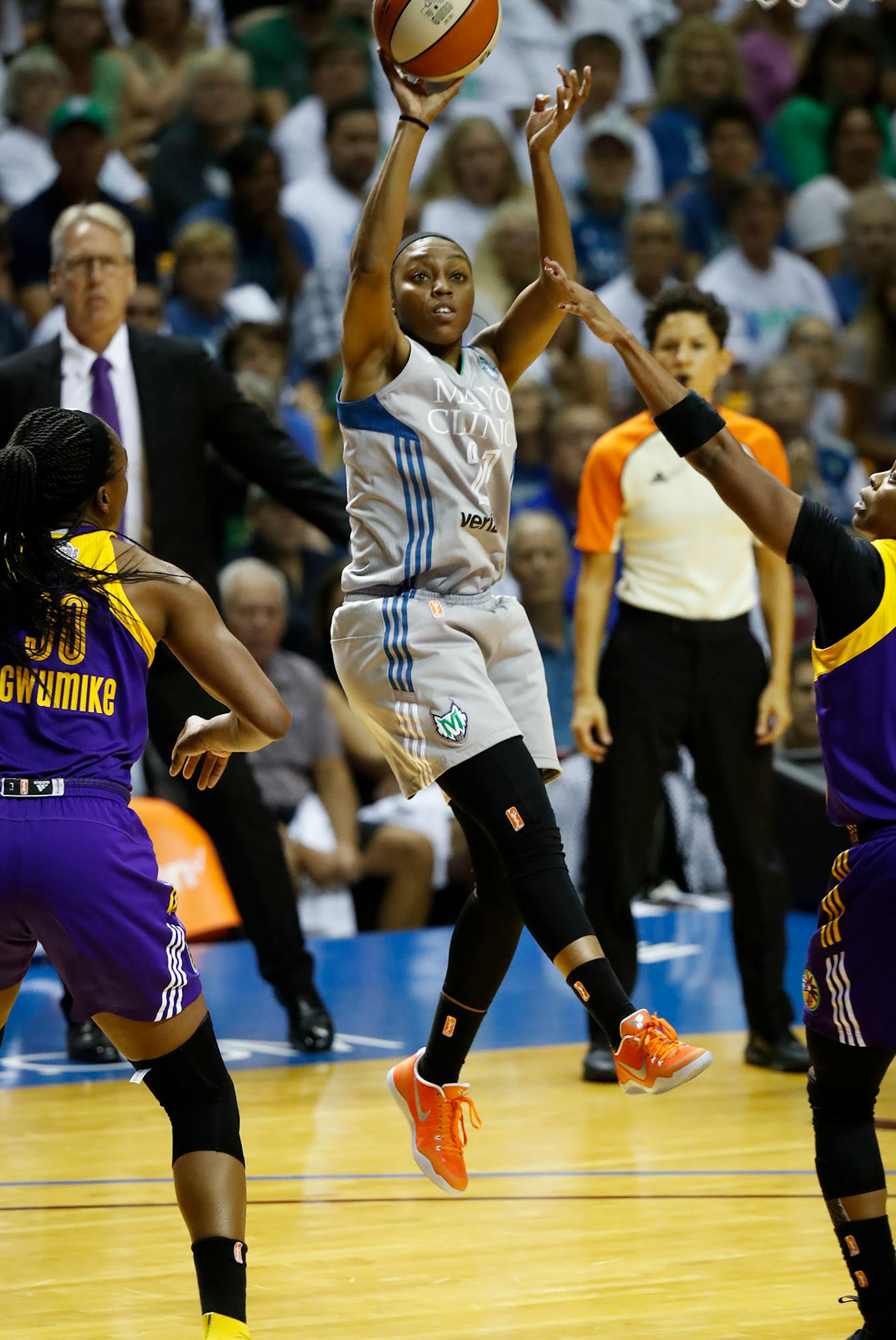 Minnesota Lynx guard Renee Montgomery (21) leapt to pass the ball during the first half.