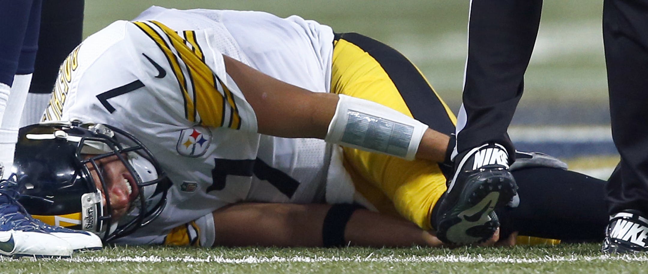 Pittsburgh Steelers quarterback Ben Roethlisberger holds his leg after being injured during the third quarter of an NFL football game against the St. Louis Rams, Sunday, Sept. 27, 2015, in St. Louis. (AP Photo/Billy Hurst)