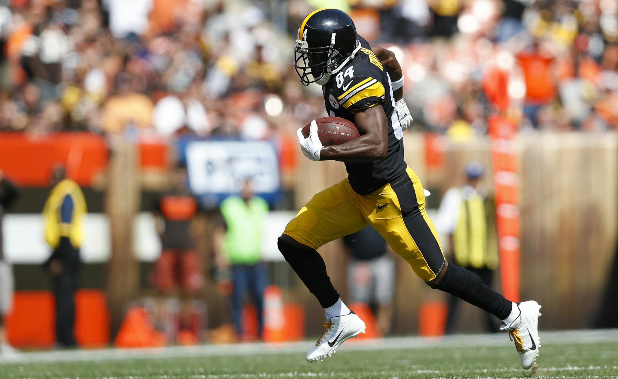 Pittsburgh Steelers wide receiver Antonio Brown (84) runs after the catch during NFL football game against the Cleveland Browns on Sunday, Sept. 10, 2017 in Cleveland. Pittsburgh won 21-18. (Aaron M. Sprecher via AP) ORG XMIT: NYWWP