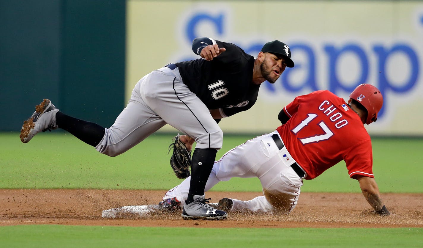 Chicago White Sox second baseman Yoan Moncada (10) tags out Texas Rangers' Shin-Soo Choo (17) on a stolen-base attempt during the first inning of a baseball game, Thursday, Aug. 17, 2017, in Arlington, Texas. (AP Photo/Tony Gutierrez)