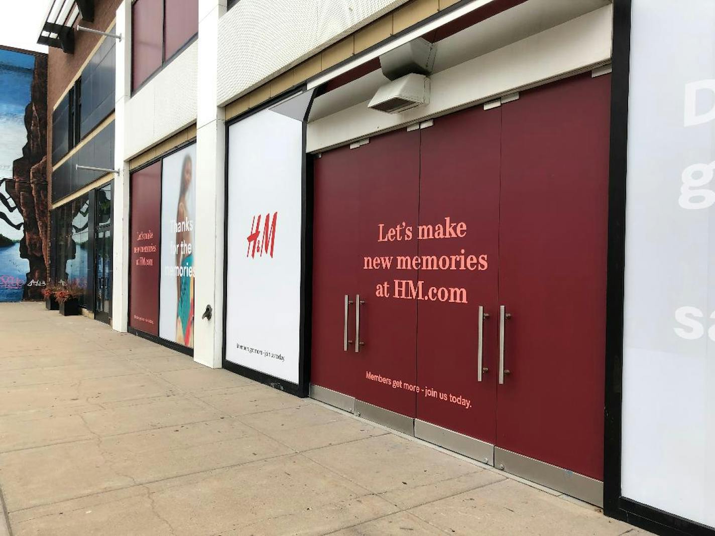 Image of closed H&amp;M in Uptown.