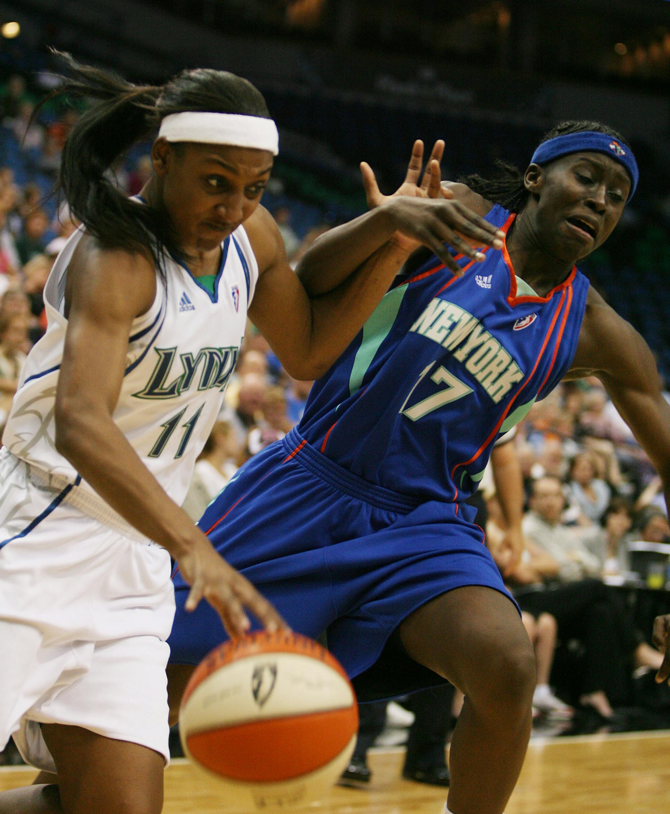 JERRY HOLT �jgholt@startribune.com6/24/2008---Lynx vs New York---Lynx Candice Wiggins drove too the basket over New York's Essence Carson in the 2nd half of WNBA action at Target Center.