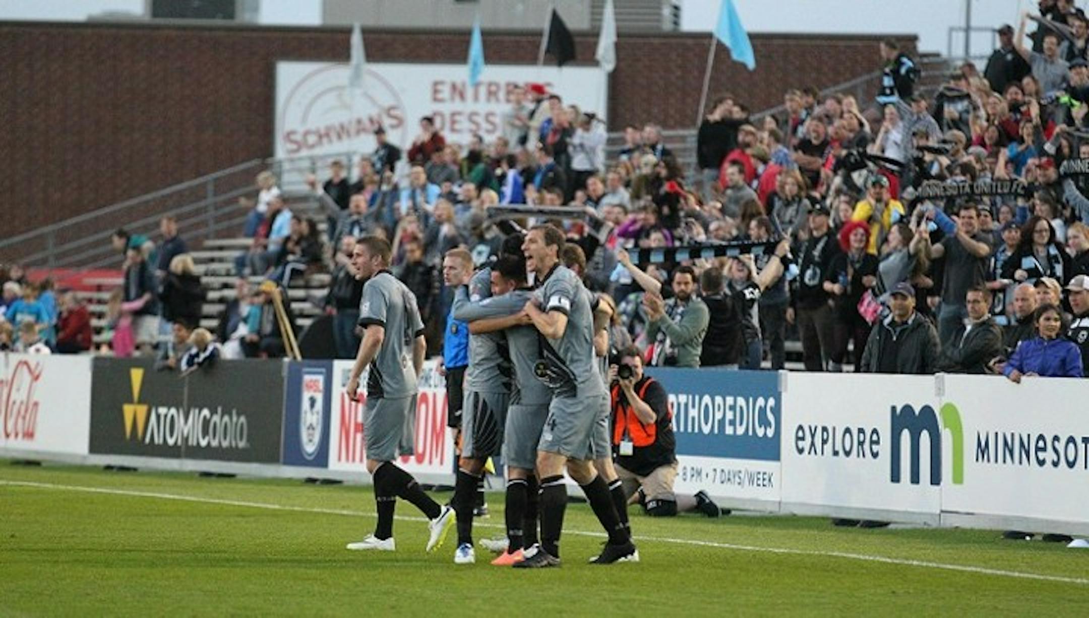 Minnesota United players celebrated during Saturday's 3-1 victory over Fort Lauderdale. The teams had been tied for first place entering the match.
