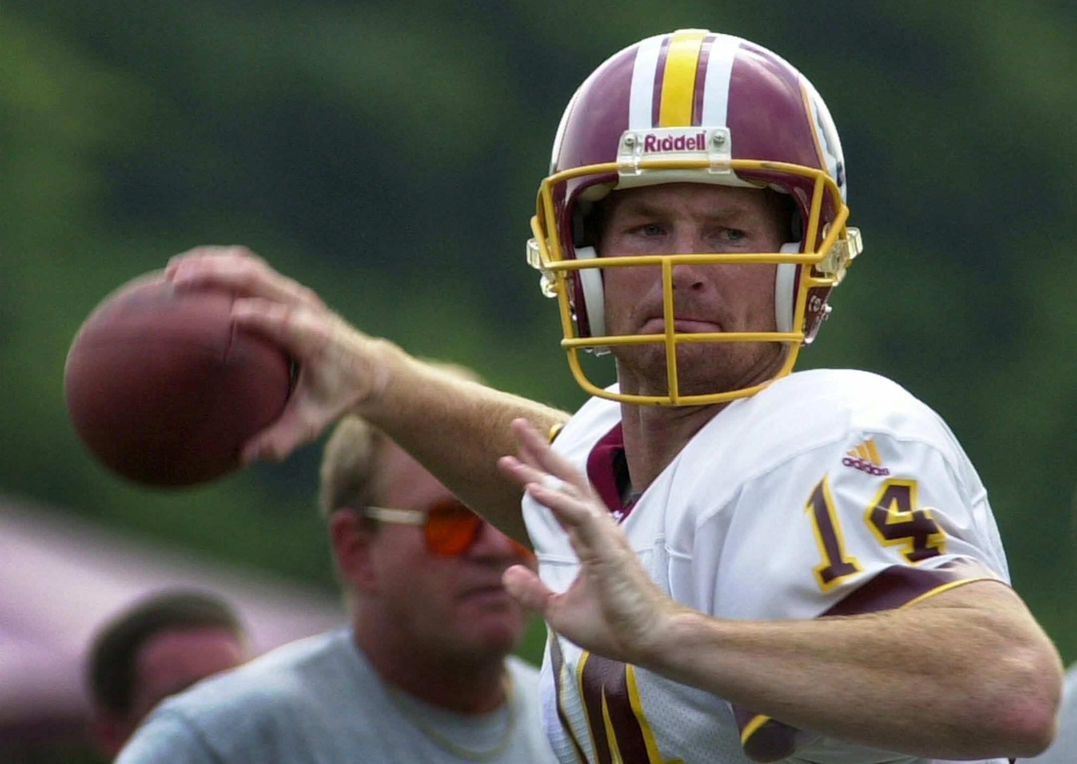 Washington Redskins quarterback Brad Johnson looks for an opening during a team workout at training camp in Ashburn, Va., Tuesday, July 18, 2000. (AP Photo/Susan Walsh) ORG XMIT: RSK104