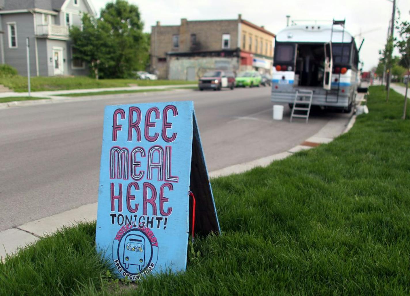 The Sisters' Camelot kitchen bus offered free organic vegetarian meals in Minneapolis near Franklin Avenue and Chicago Avenue Thursday.