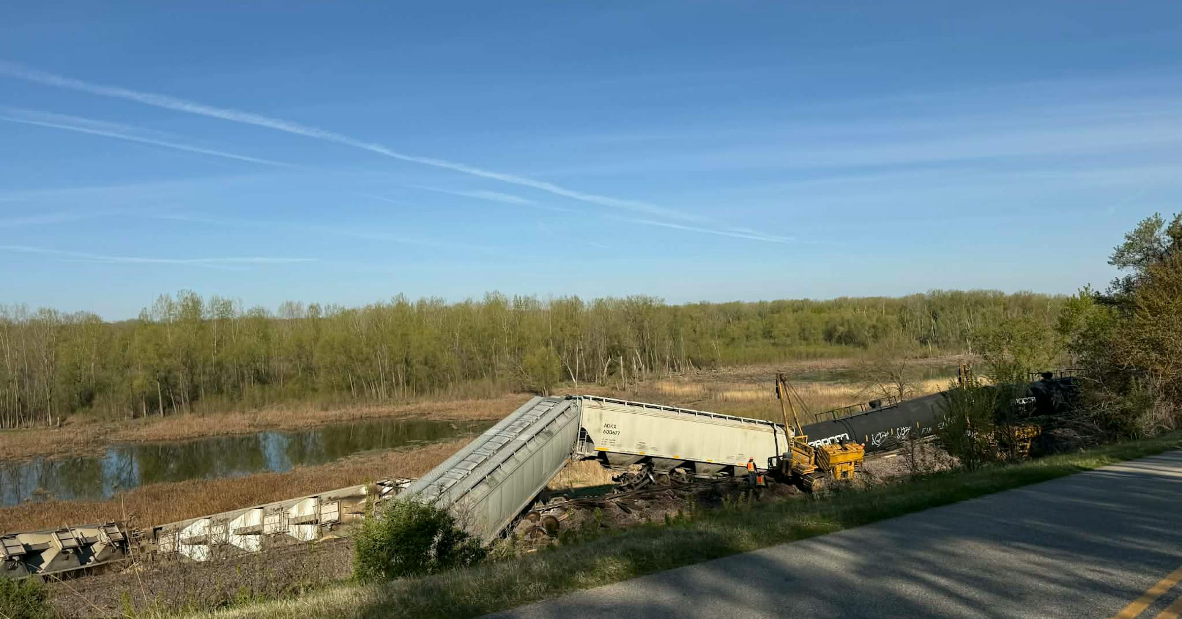 Train derails near Minnesota River north of Mankato