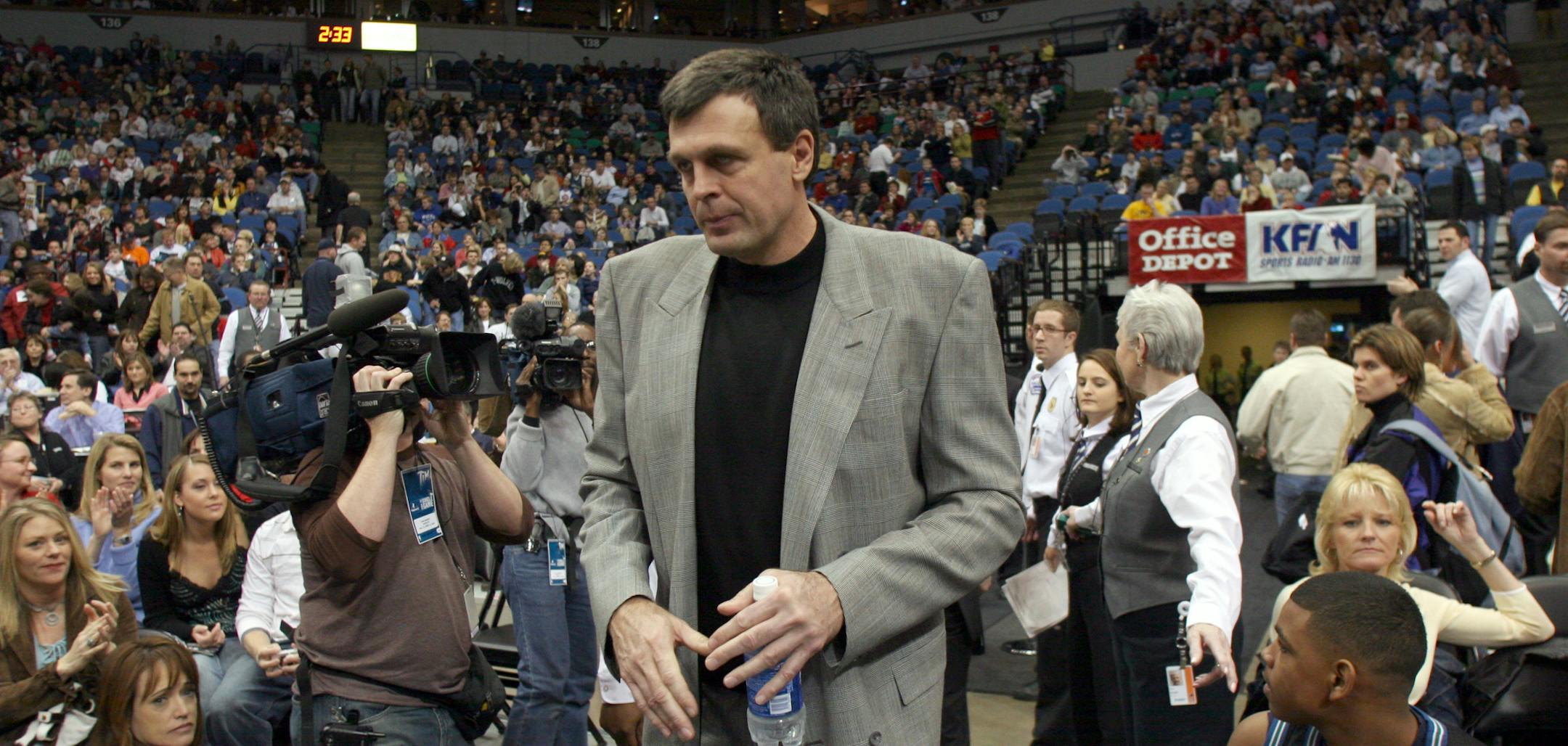 Minneapolis, MN., Sunday, 2/13/2005. Minnesota Timberwolves vs. Chicago Bulls. Kevin McHale walked on court as the Timberwolves coach for the first time.