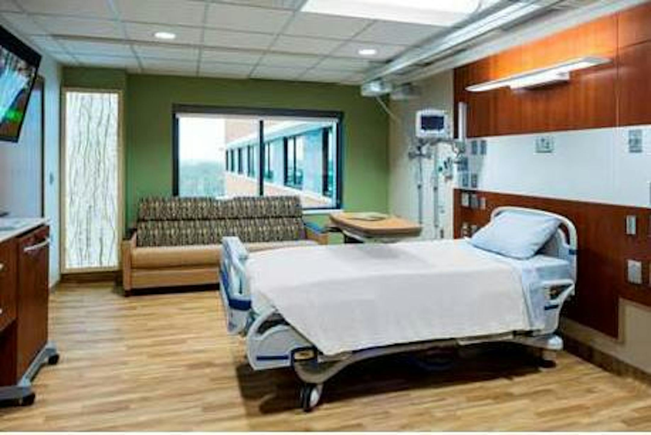 &#xf3; A major renovation and expansion project at Park Nicollet Methodist Hospital will add 60,000 square feet, renovate 135,000 square feet, include two new inpatient floors and modernize the surgery center. The project builds on expanded specialty services and improved infrastructure of the hospital, originally built in 1959.
