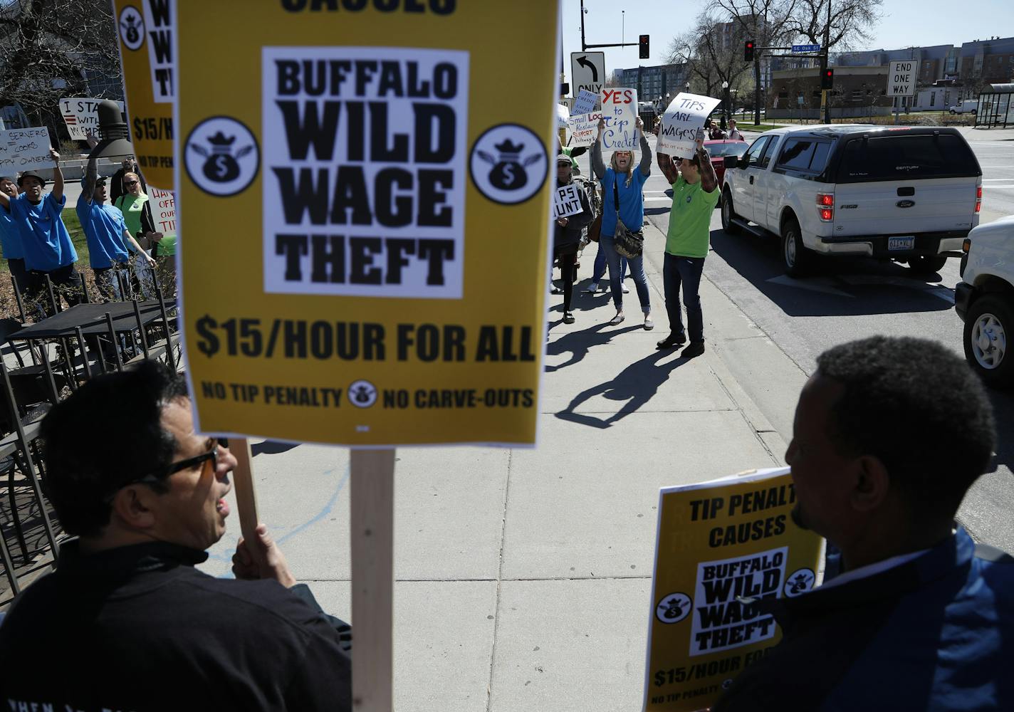 Activist from 15Now Minnesota in the foreground are pushing for a $15 minimum wage, faced off with restaurant servers who want a tip carve out near Buffalo Wild Wings on the UoM campus Monday April 17, 2017 in Minneapolis, MN.] JERRY HOLT &#xef; jerry.holt@startribune.com