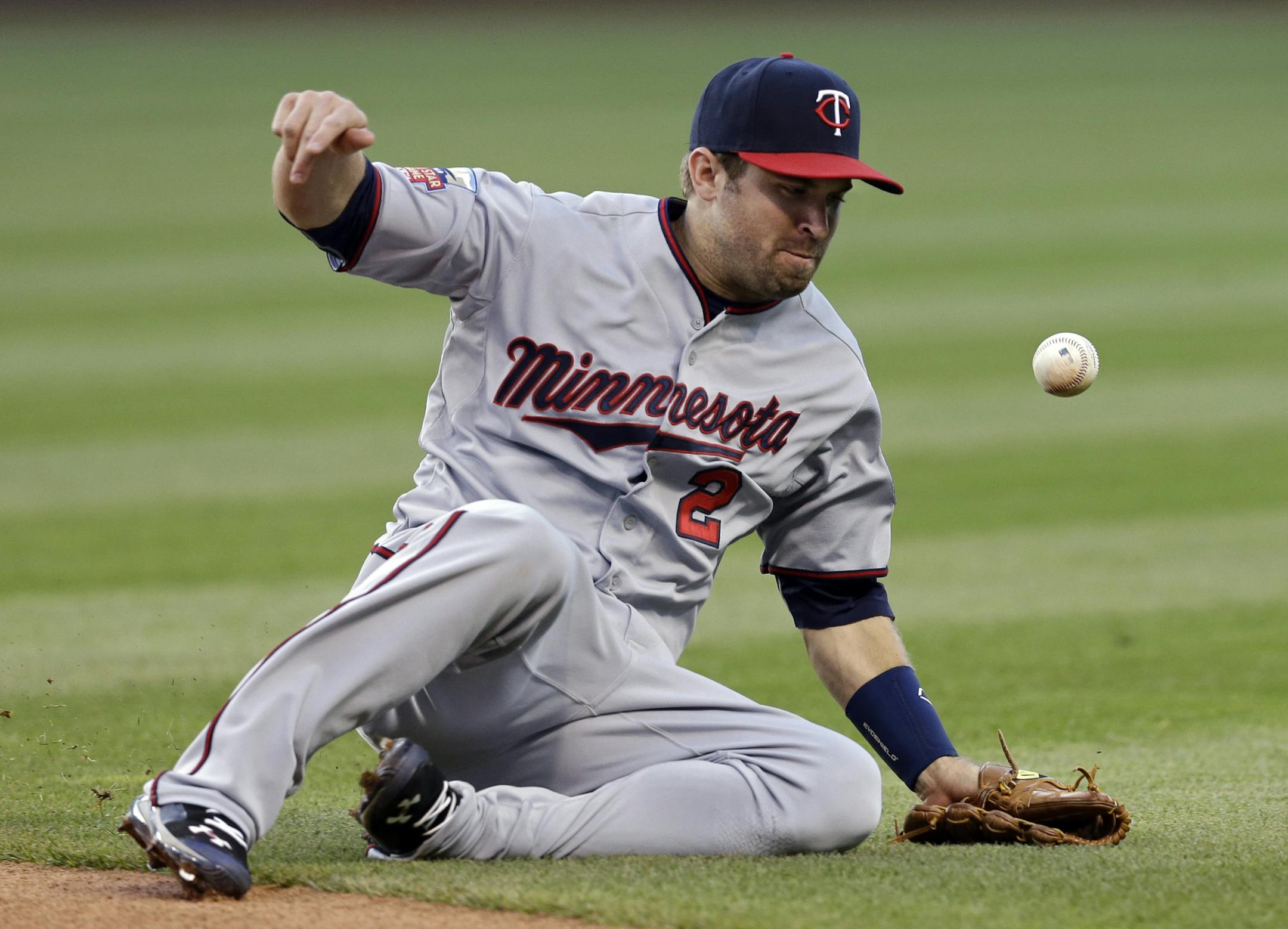 Minnesota Twins second baseman Brian Dozier can't get to a ball hit by Cleveland Indians' David Murphy that goes for a single in the third inning of a baseball game, Tuesday, May 6, 2014, in Cleveland. (AP Photo/Mark Duncan)