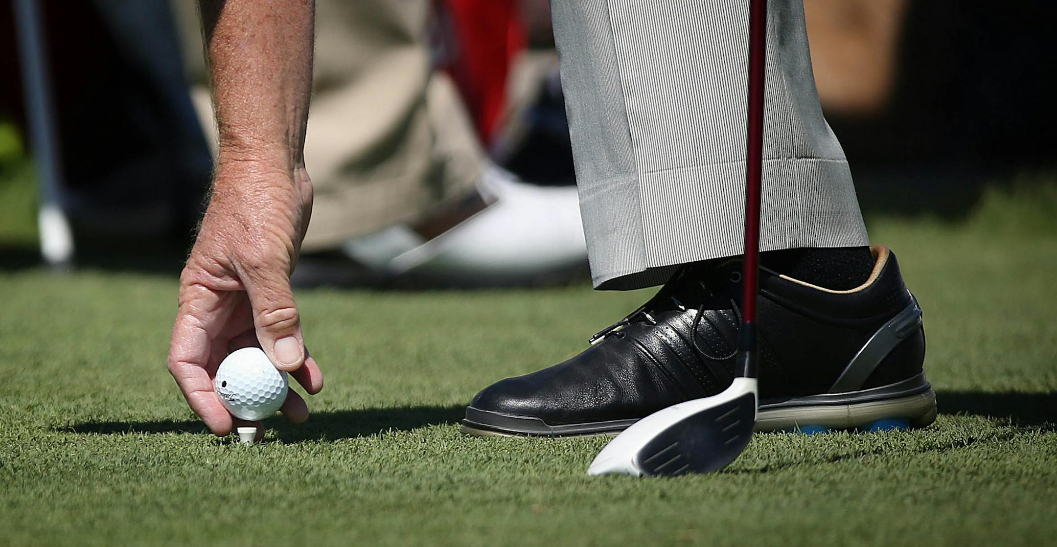 Jeff Sluman prepared to drive from the first tee.] JIM GEHRZ &#xef; james.gehrz@startribune.com / Blaine, MN / July 31, 2015 / 11:00 AM &#xf1; BACKGROUND INFORMATION: First round action of the 3M Championship golf tournament at TPC Twin Cities in Blaine. ORG XMIT: MIN1507311451530735