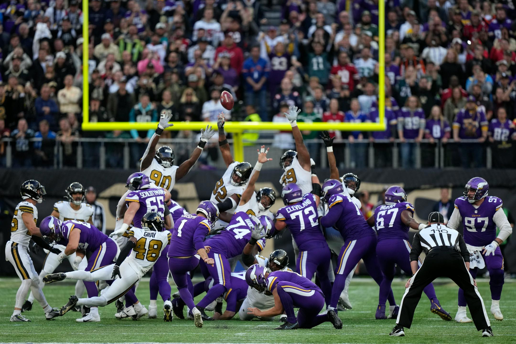 Minnesota Vikings place kicker Greg Joseph (1) kicks a field goal in the fourth quarter.