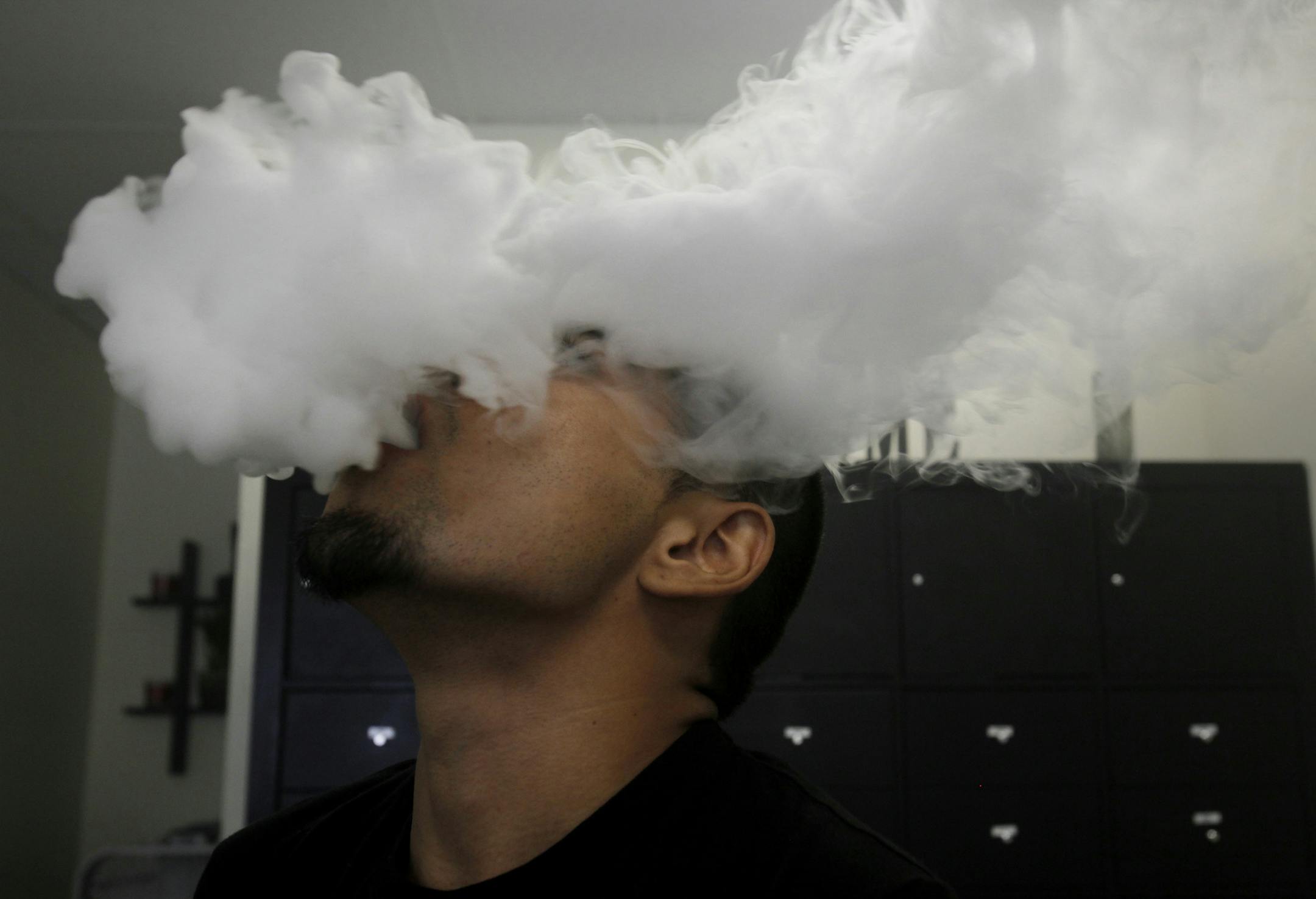 Should the goverment discourage e-cigarettes, a technology that helps some, even if others use it foolishly? (Peggy Peattie/San Diego Union-Tribune/TNS) ORG XMIT: 1249560