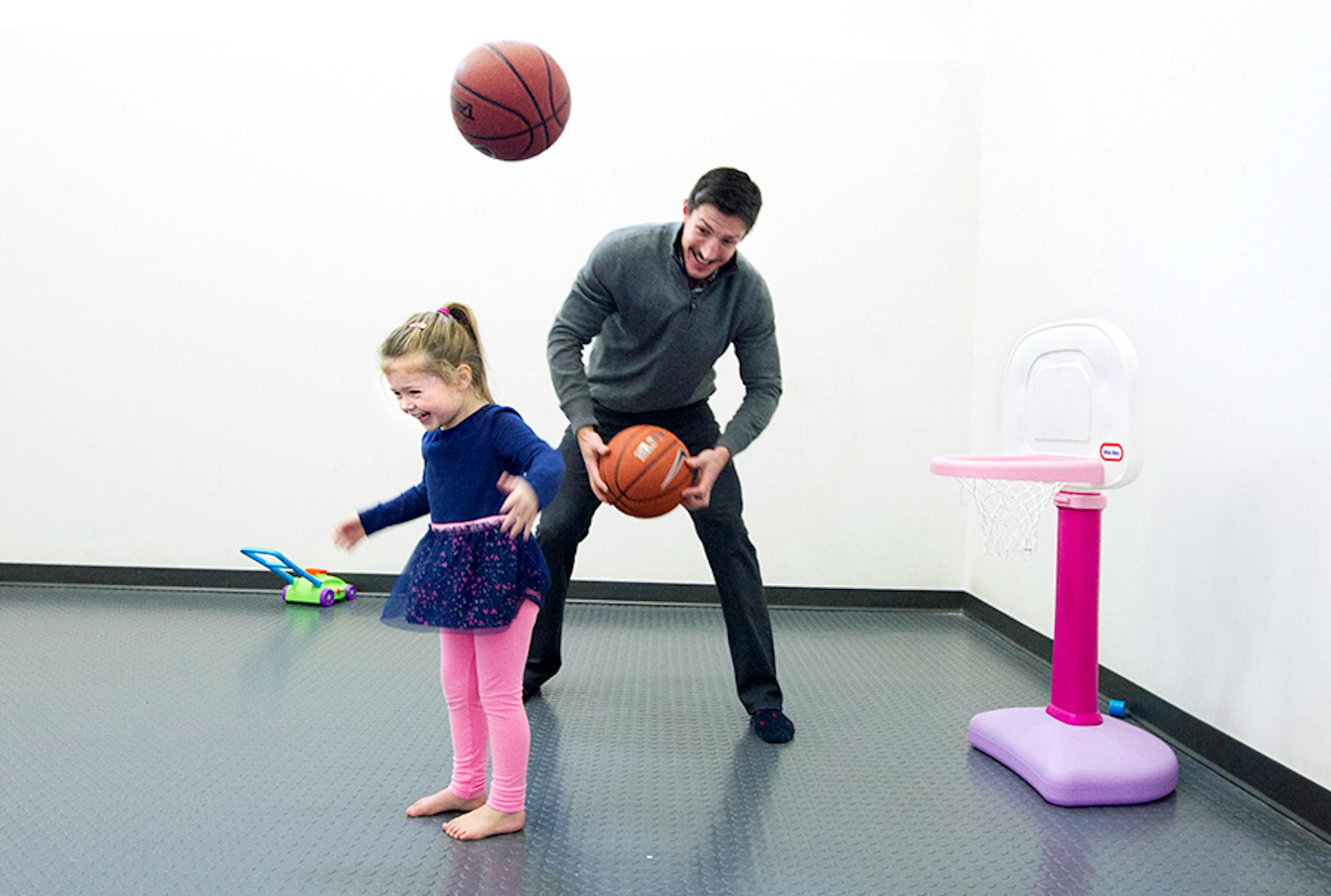 Minnesota Wild's Ryan Carter plays basketball with his daughter Maggie, 3, at home in Gem Lake November 22, 2015.