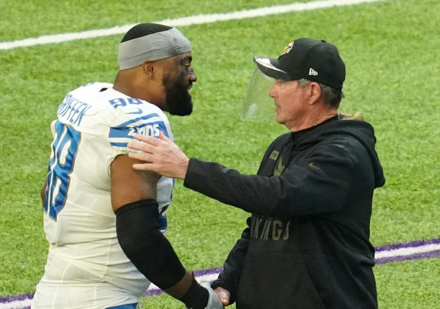 Former Minnesota Vikings player, now Detroit Lions defensive end Everson Griffen (98), greeted his former head coach Mike Zimmer at the end of the fourth quarter. ] ANTHONY SOUFFLE • anthony.souffle@startribune.com