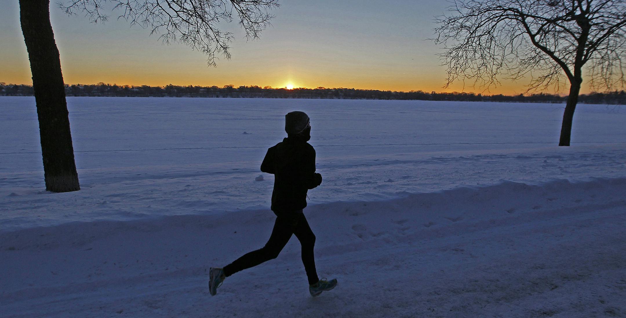 Angela Gustafson braved the -13 degree temperatures for a run around Lake Harriet at sunrise, Tuesday, January 28, 2014 in Minneapolis, MN. (ELIZABETH FLORES/STAR TRIBUNE) ELIZABETH FLORES &#x201a;&#xc4;&#xa2; eflores@startribune.com ORG XMIT: MIN1401280805183400 ORG XMIT: MIN1401281719593647